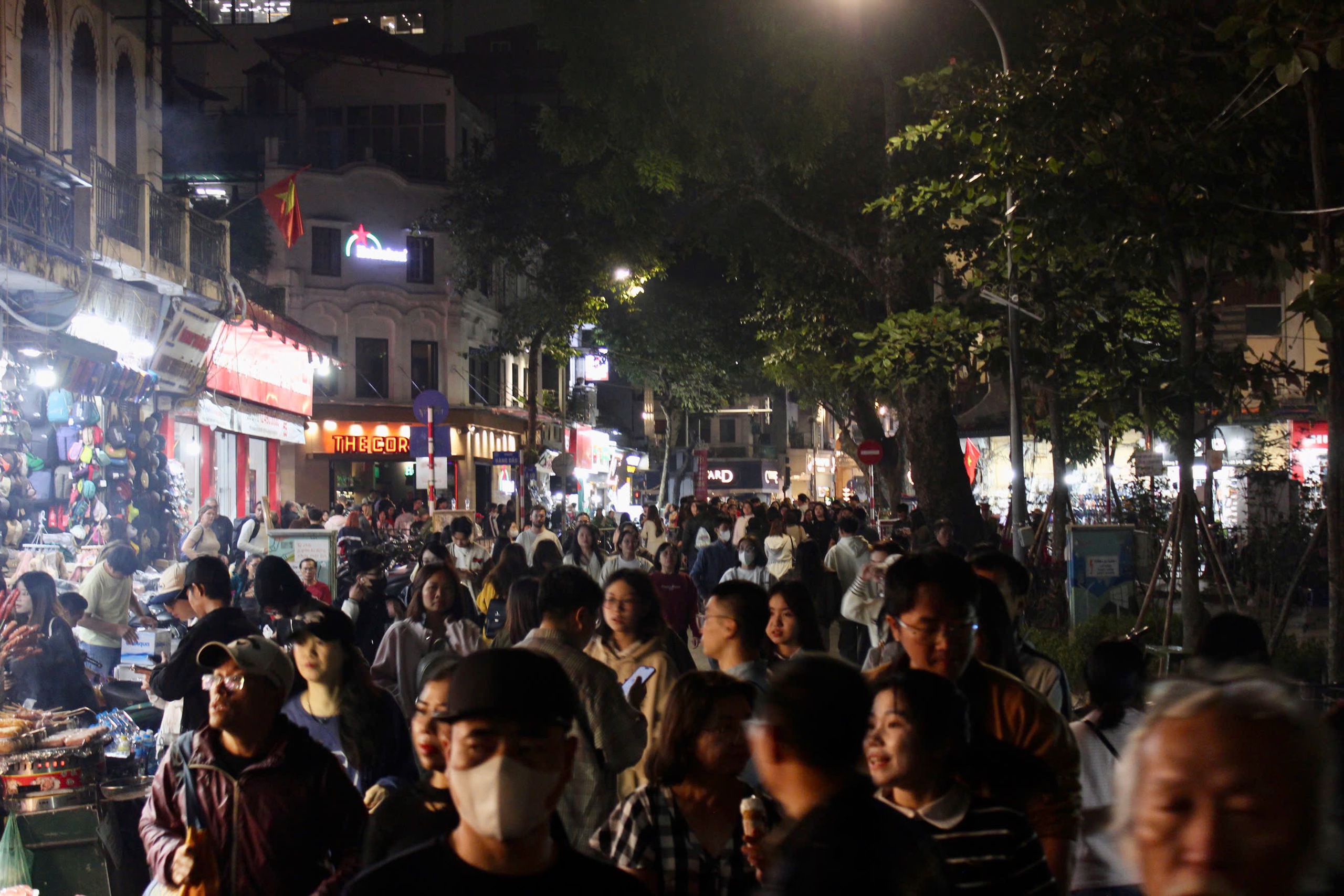 H&agrave;ng ng&agrave;n người d&acirc;n H&agrave; Nội đ&oacute;n giao thừa với ph&aacute;o hoa rực rỡ năm 2026 - Ảnh 3.