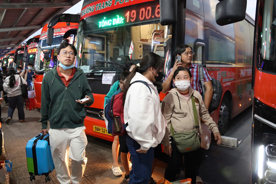 T&agrave;u, xe tăng chuyến phục vụ kh&aacute;ch - Ảnh 1.