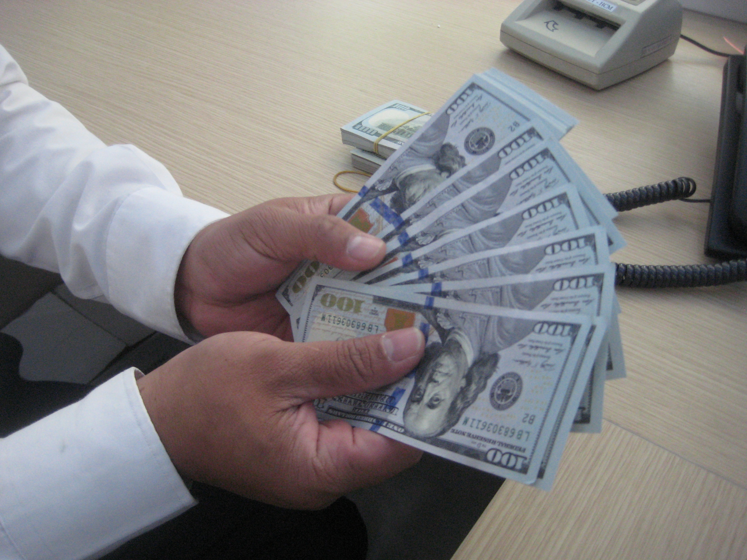 Mua bán USD trái phép có thể bị phạt 100 triệu đồng , giao dịch đúng cách ra sao? - Ảnh 1. Mua bán USD trái phép có thể bị phạt 100 triệu đồng , giao dịch đúng cách ra sao? - Ảnh 1.