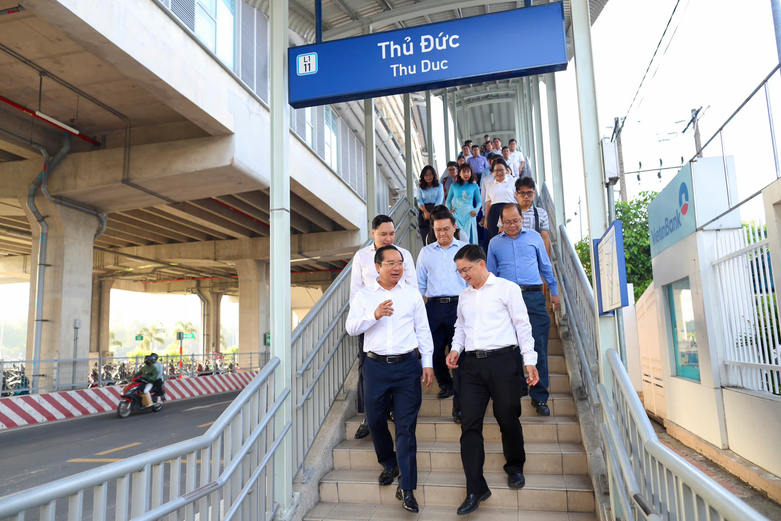 Chủ tịch UBND TPHCM đi Metro đến dự lễ ra mắt Trung t&acirc;m Phục vụ h&agrave;nh ch&iacute;nh c&ocirc;ng - Ảnh 4.