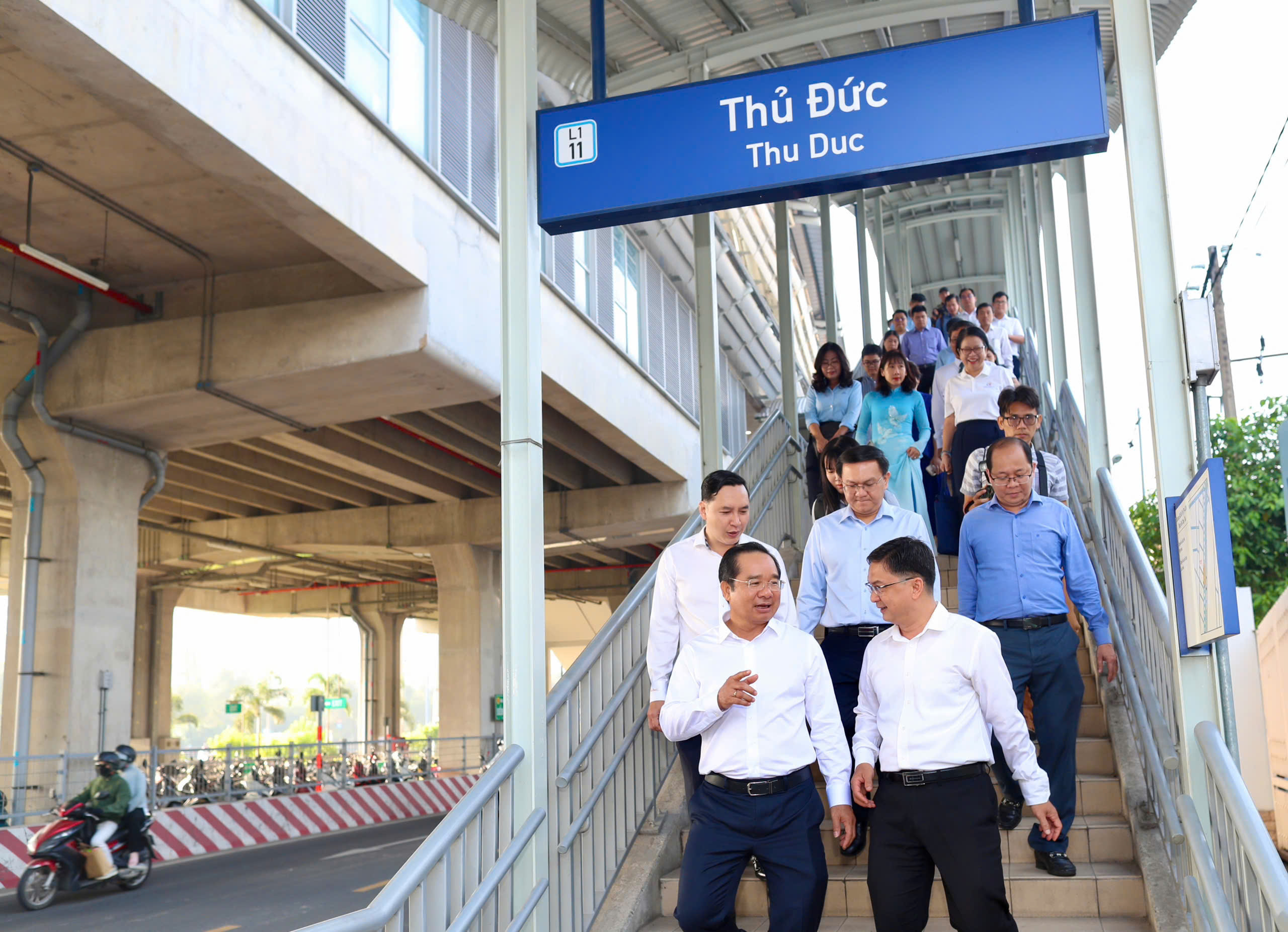 Chủ tịch UBND TPHCM đi Metro đến dự lễ ra mắt Trung t&acirc;m Phục vụ h&agrave;nh ch&iacute;nh c&ocirc;ng - Ảnh 5.