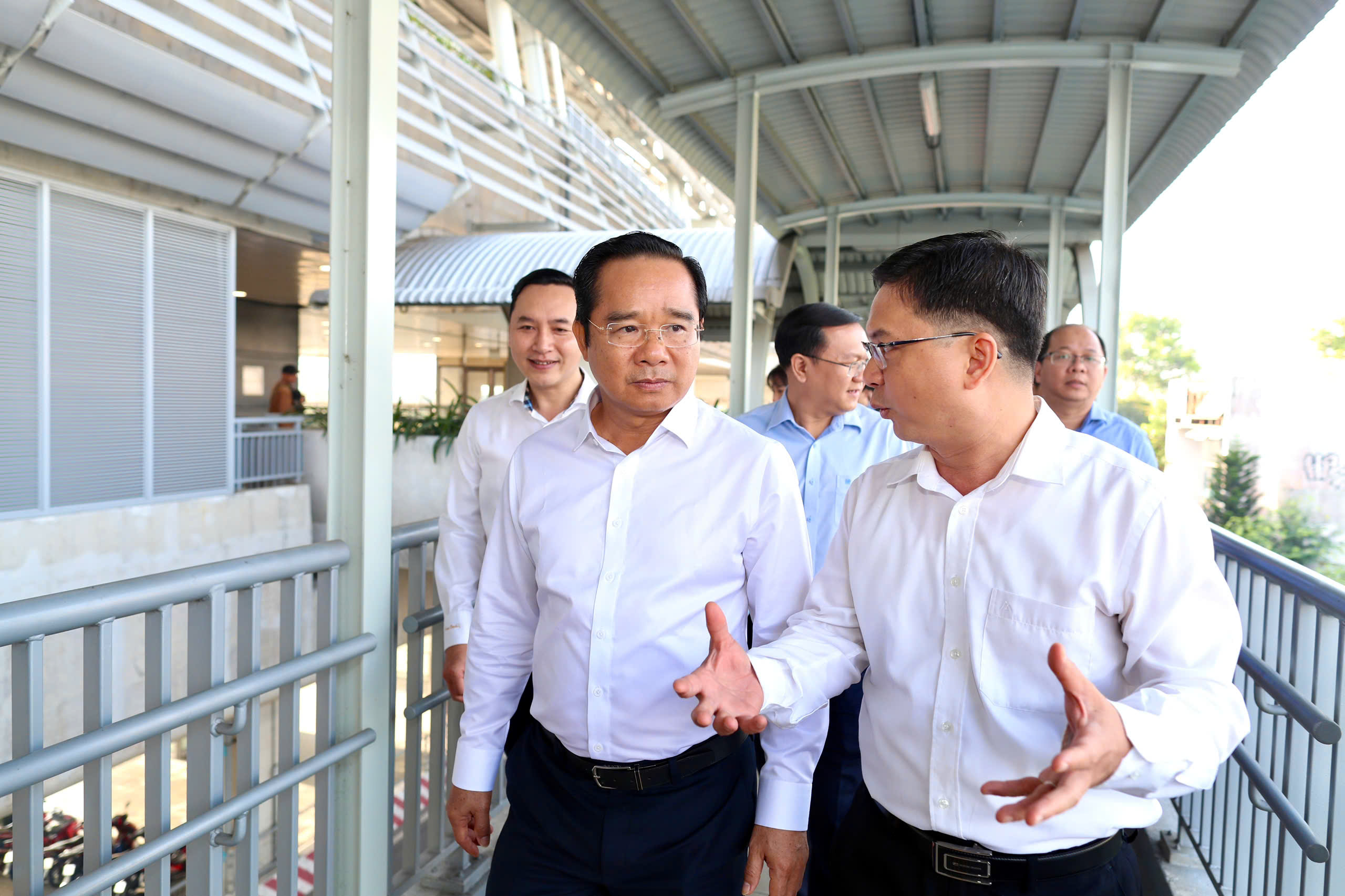 Chủ tịch UBND TPHCM đi Metro đến dự lễ ra mắt Trung t&acirc;m Phục vụ h&agrave;nh ch&iacute;nh c&ocirc;ng - Ảnh 2.