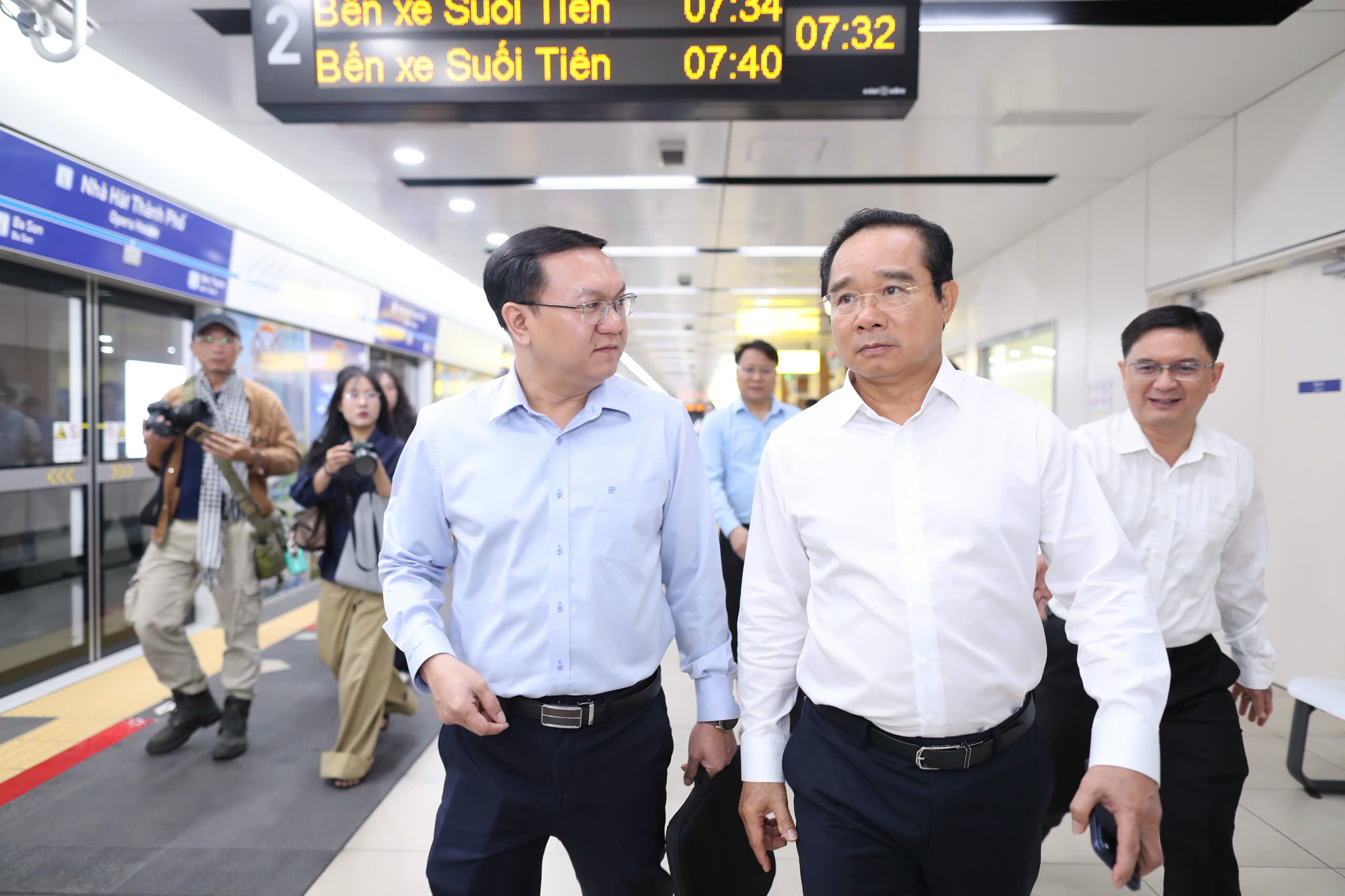 Chủ tịch UBND TPHCM đi Metro đến dự lễ ra mắt Trung t&acirc;m Phục vụ h&agrave;nh ch&iacute;nh c&ocirc;ng - Ảnh 8.