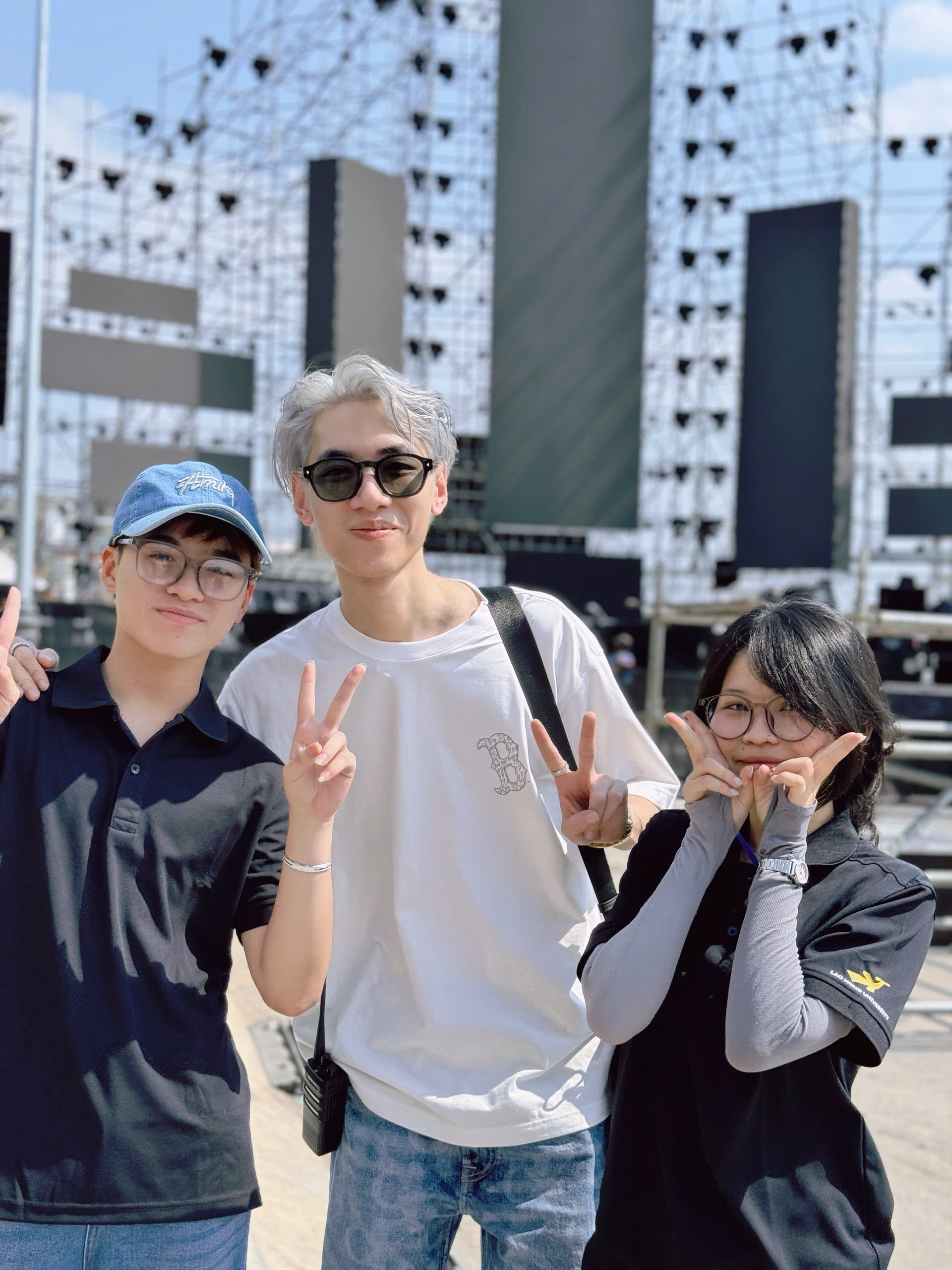 VIDEO: Sinh vi&ecirc;n trẻ "vẽ" &aacute;nh s&aacute;ng nghệ thuật trong đ&ecirc;m giao thừa  - Ảnh 3.