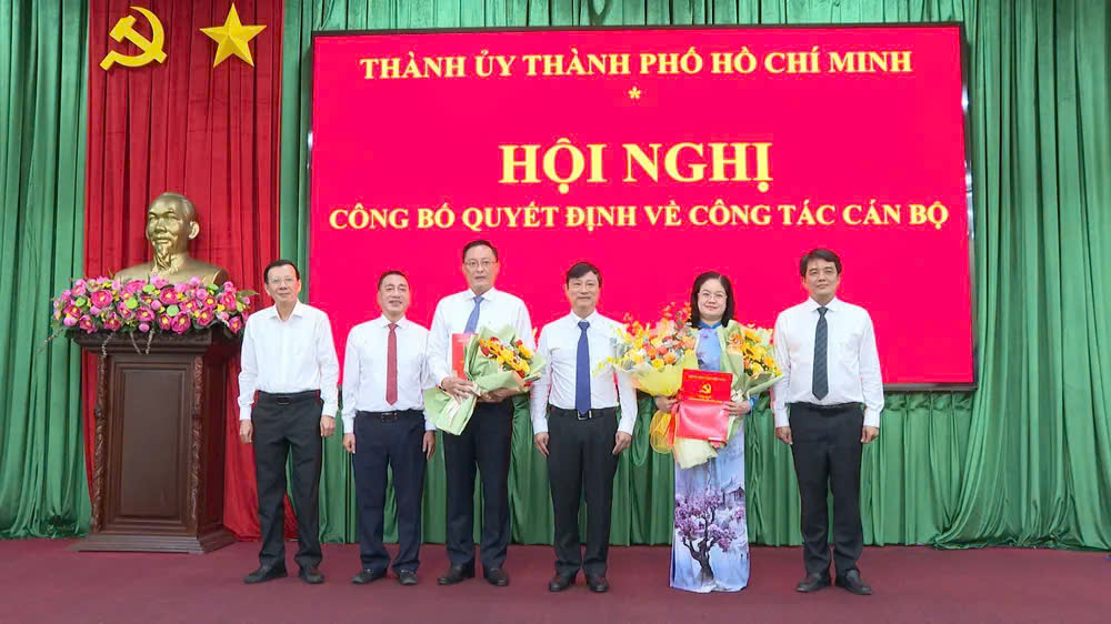Phó Bí thư Thường trực Thành ủy TPHCM Lê Quốc Phong trao quyết định về công tác cán bộ - Ảnh 1.