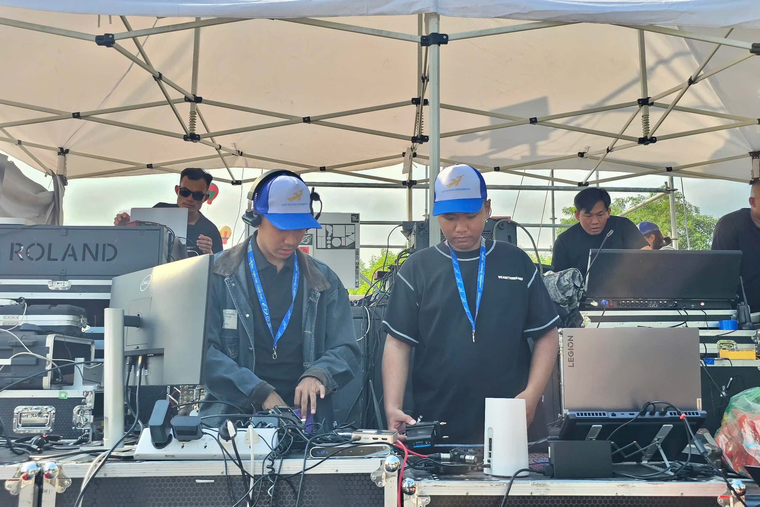 VIDEO: Sinh vi&ecirc;n trẻ "vẽ" &aacute;nh s&aacute;ng nghệ thuật trong đ&ecirc;m giao thừa  - Ảnh 2.