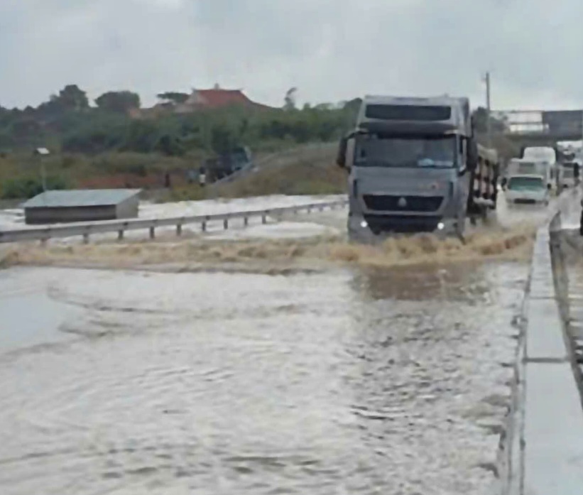 Ngập nước lặp lại trên tuyến cao tốc Phan Thiết – Dầu Giây, điều tiết xe ra Quốc lộ - Ảnh 1.