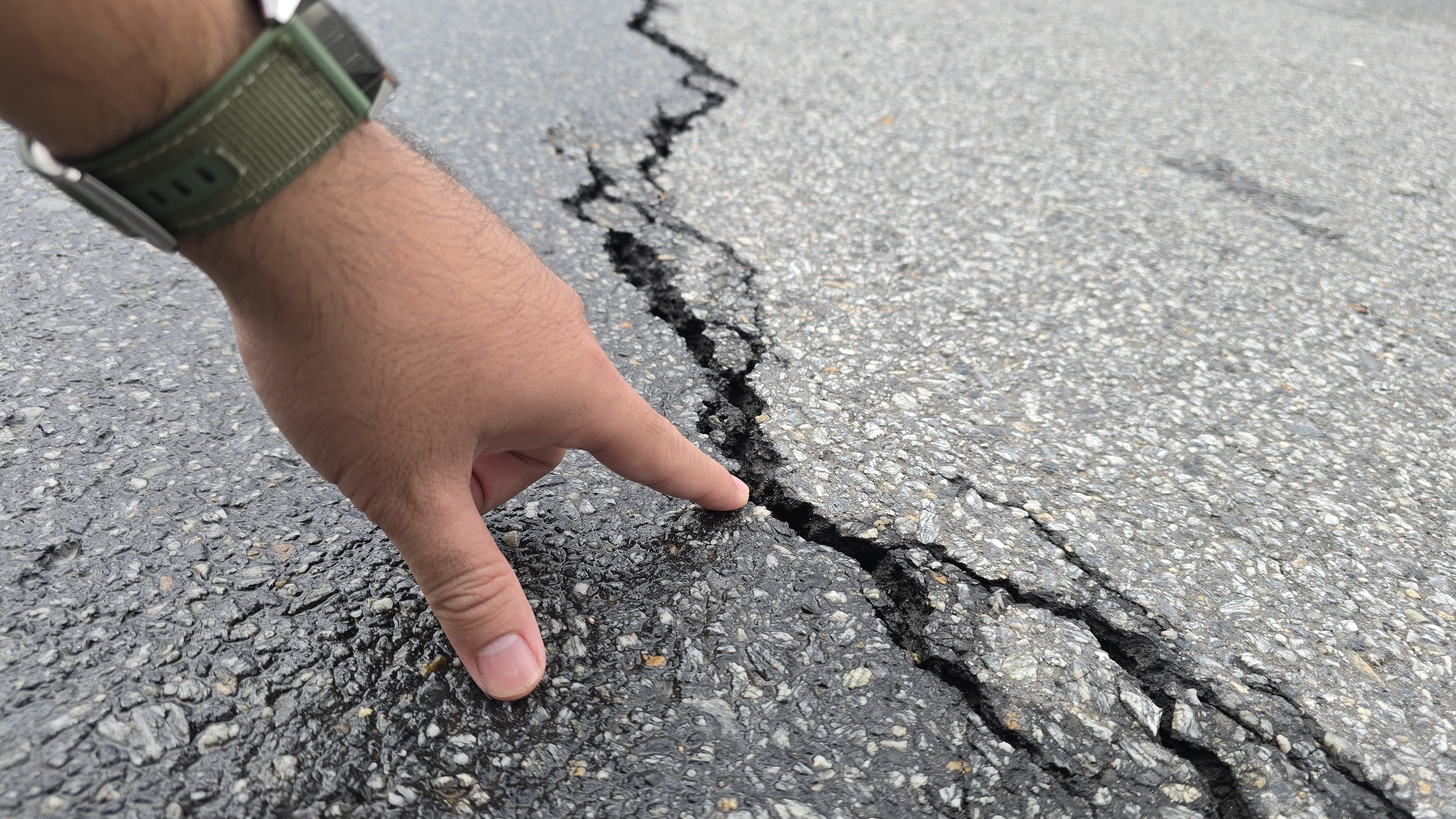 Vụ hố tử thần Đà Nẵng: Nguy cơ sụt lún trên đường Ngô Quyền - Ảnh 3. Vụ hố tử thần Đà Nẵng: Nguy cơ sụt lún trên đường Ngô Quyền - Ảnh 3.