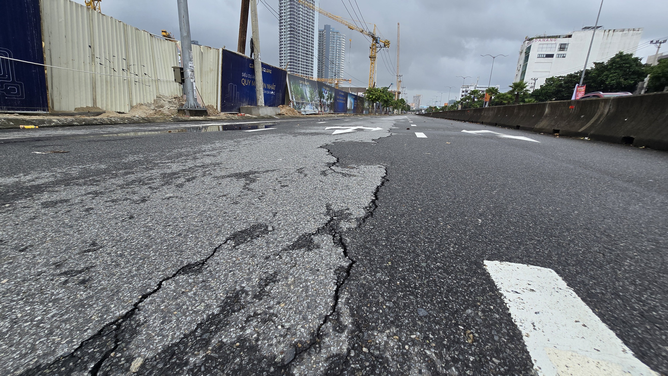 Vụ hố tử thần Đà Nẵng: Nguy cơ sụt lún trên đường Ngô Quyền - Ảnh 2. Vụ hố tử thần Đà Nẵng: Nguy cơ sụt lún trên đường Ngô Quyền - Ảnh 2.
