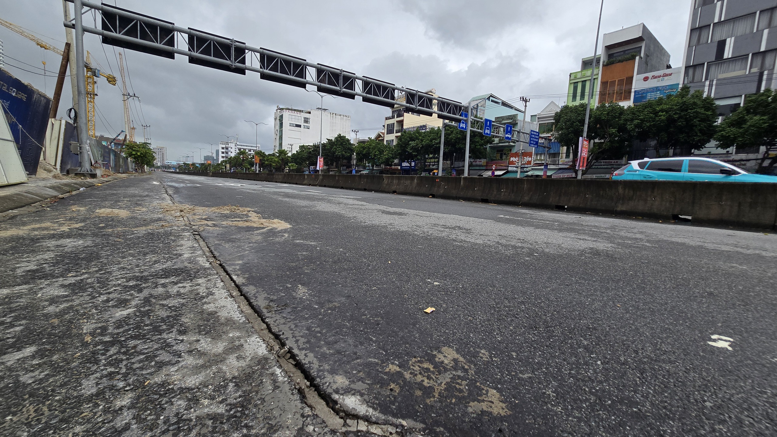 Vụ hố tử thần Đà Nẵng: Nguy cơ sụt lún trên đường Ngô Quyền - Ảnh 4. Vụ hố tử thần Đà Nẵng: Nguy cơ sụt lún trên đường Ngô Quyền - Ảnh 4.