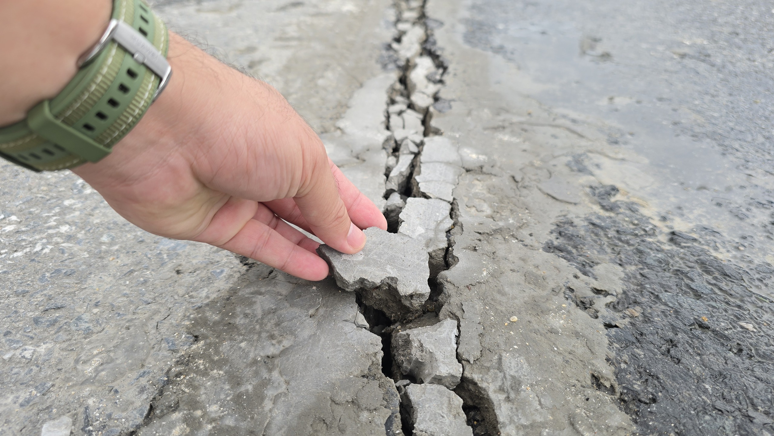 Vụ hố tử thần Đà Nẵng: Nguy cơ sụt lún trên đường Ngô Quyền - Ảnh 5. Vụ hố tử thần Đà Nẵng: Nguy cơ sụt lún trên đường Ngô Quyền - Ảnh 5.