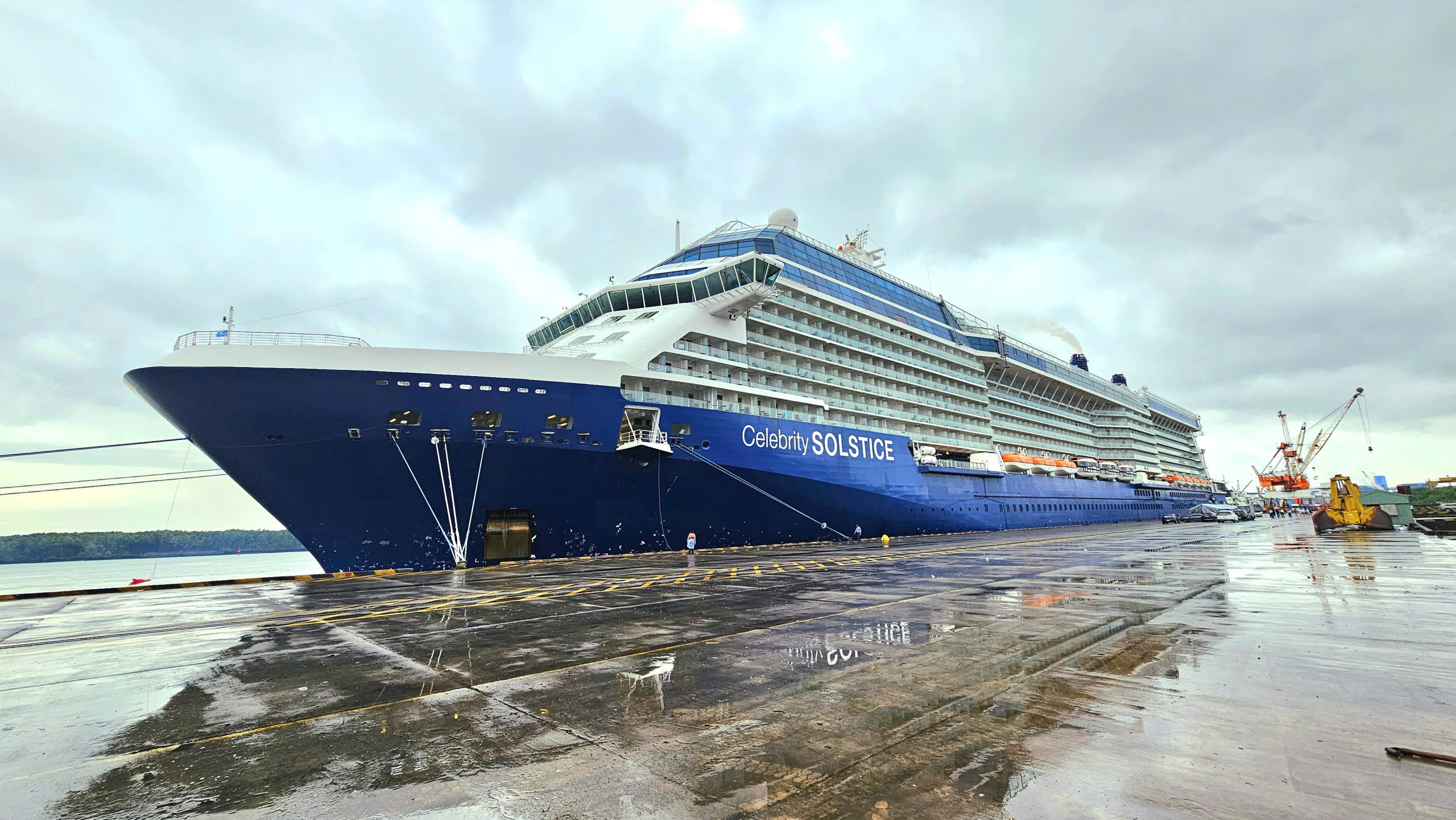 Tàu Celebrity Solstice trở lại Việt Nam mang theo 2 . 500 Du khách khám phá TPHCM - Ảnh 1.