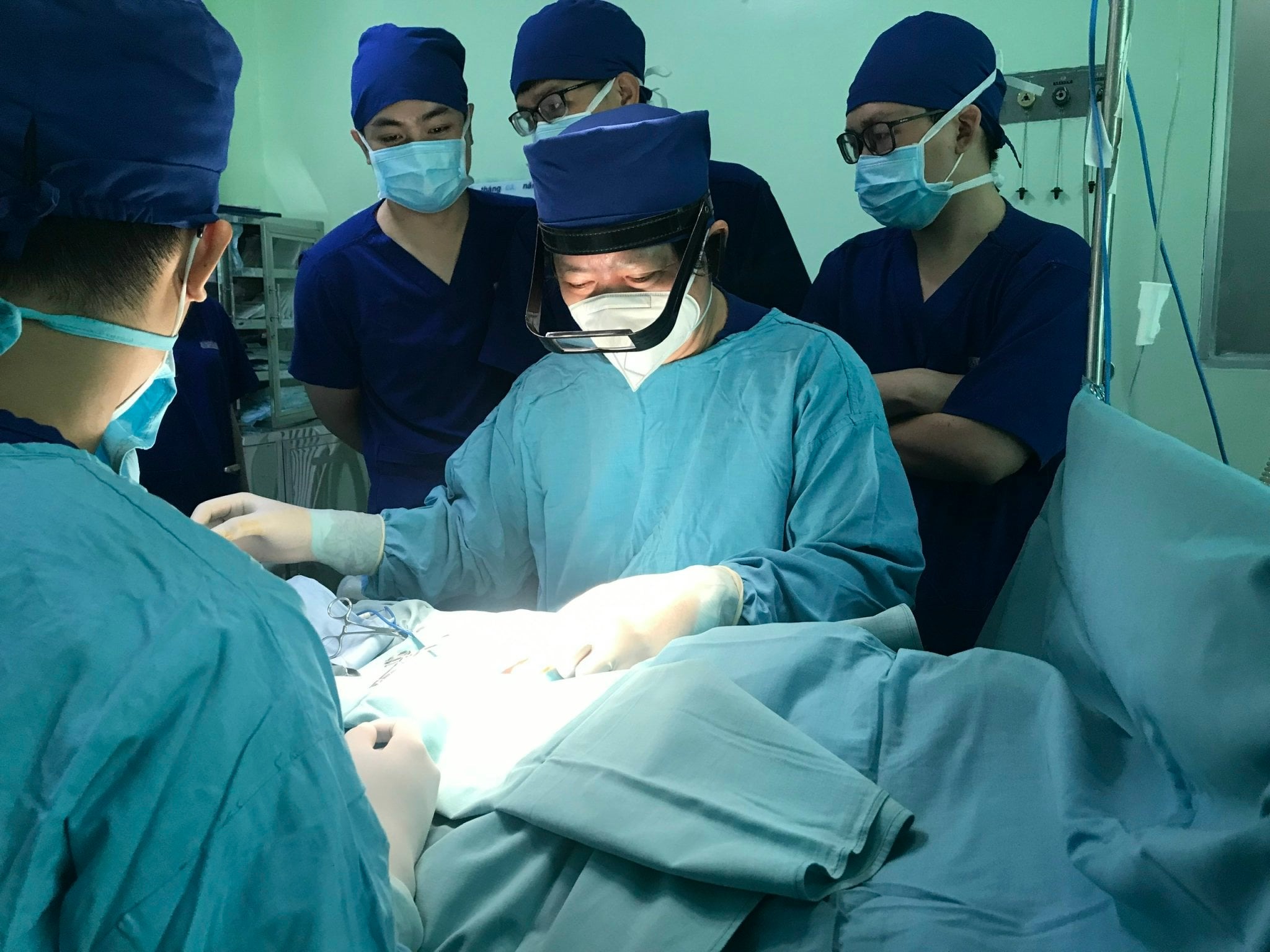 Làm chủ hàng loạt kỹ thuật khó, Bệnh viện Nhi đồng 1 dẫn đầu tạo hình dị tật sinh dục trẻ em - Ảnh 2.