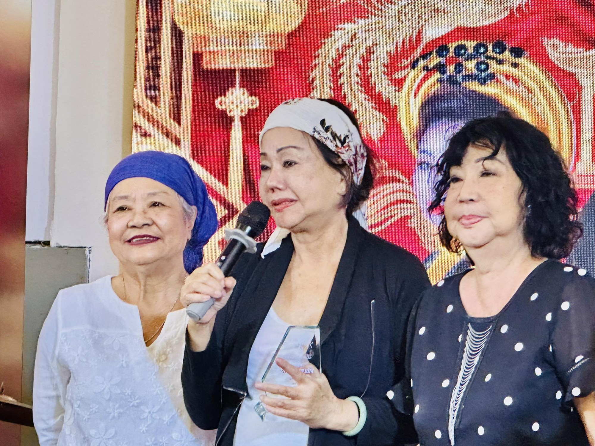 Tú Trinh, Kiều Phượng Loan, Mỹ Chi – cuộc hội ngộ bất ngờ với ca khúc "Lệ đá" - Ảnh 1.