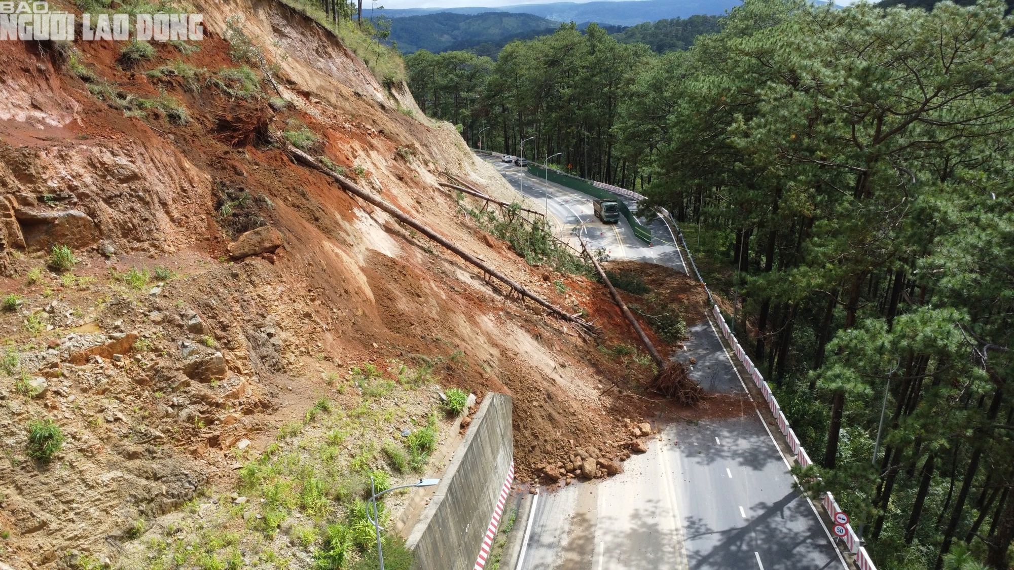 Sau Mimosa, đến lượt đèo Prenn tạm đóng vì sạt lở - Ảnh 1.