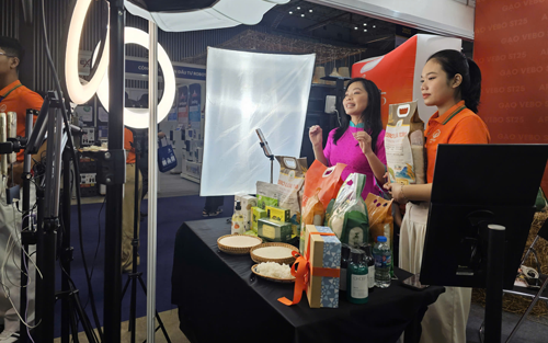 Phát hiện hàng giả Tại Hà Nội với 6 . 500 Bộ quần áo không phép - Ảnh 2.