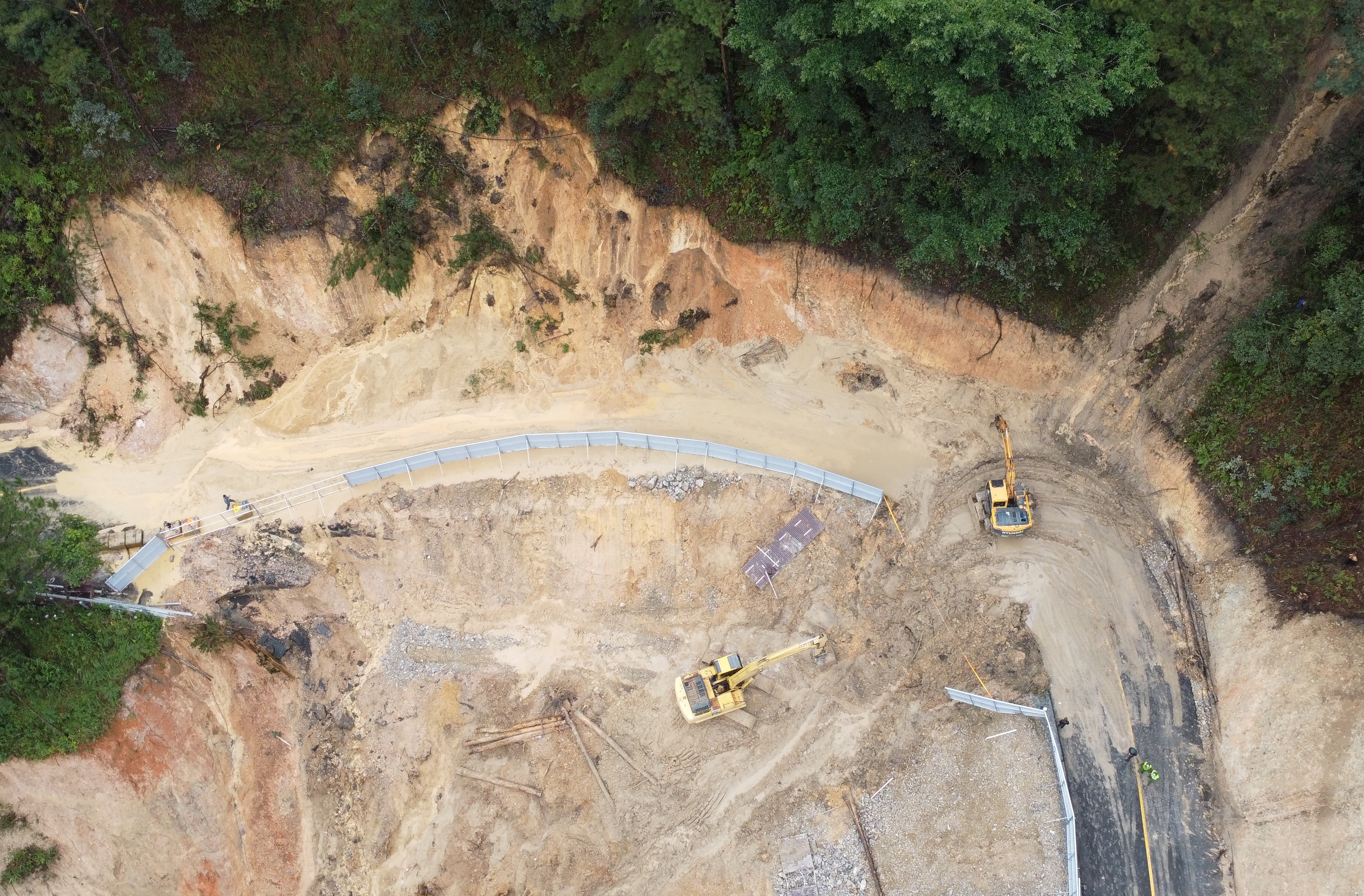 Đèo Mimosa vừa thông lại sạt lở, người dân nên đi đèo Prenn hoặc Saco Tuyền Lâm - Ảnh 2.