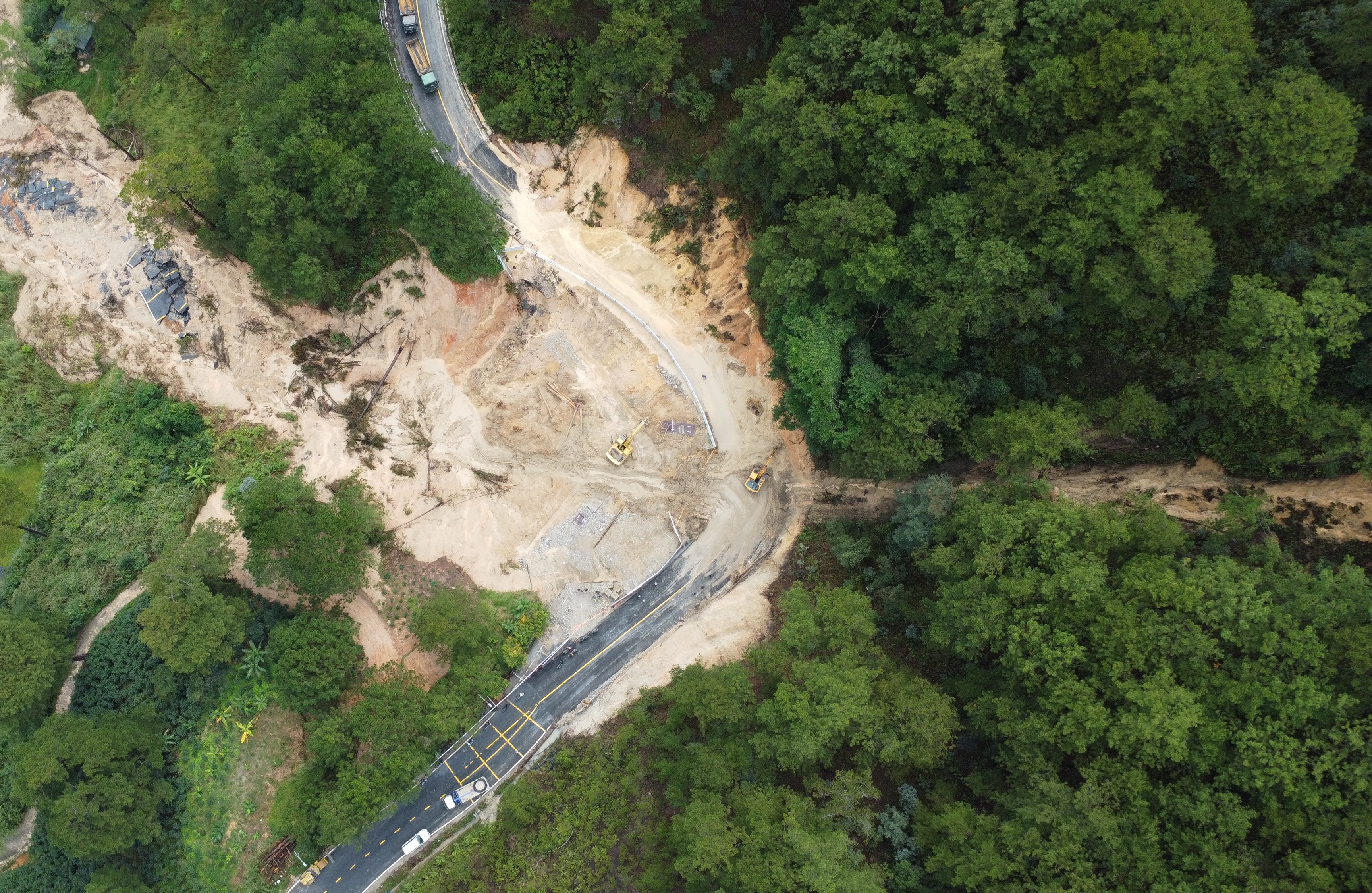 Đèo Mimosa vừa thông lại sạt lở, người dân nên đi đèo Prenn hoặc Saco Tuyền Lâm - Ảnh 1.