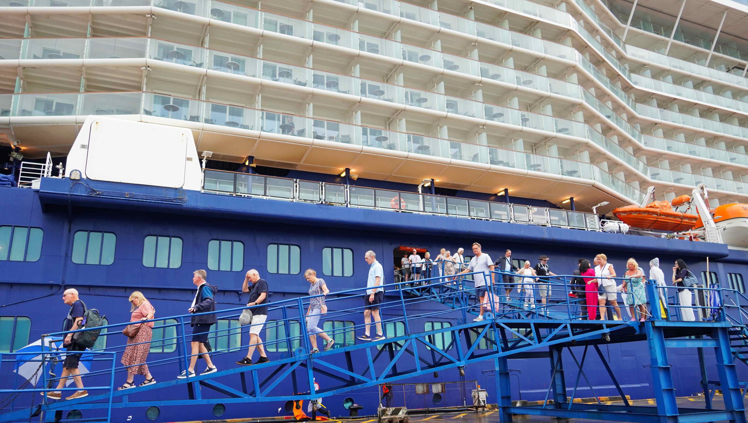 Tàu Celebrity Solstice trở lại Việt Nam mang theo 2 . 500 Du khách khám phá TPHCM - Ảnh 2.