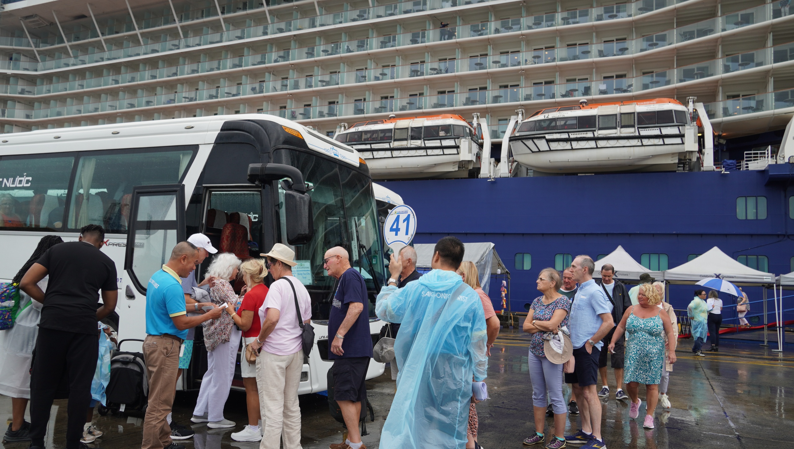 Tàu Celebrity Solstice trở lại Việt Nam mang theo 2 . 500 Du khách khám phá TPHCM - Ảnh 3.