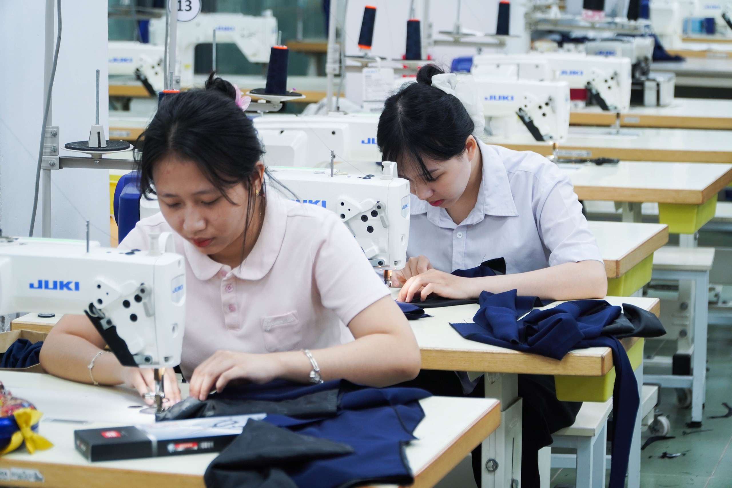 Giảng viên và sinh viên "tăng ca", gấp rút may đồng phục cho học sinh vùng lũ - Ảnh 3.