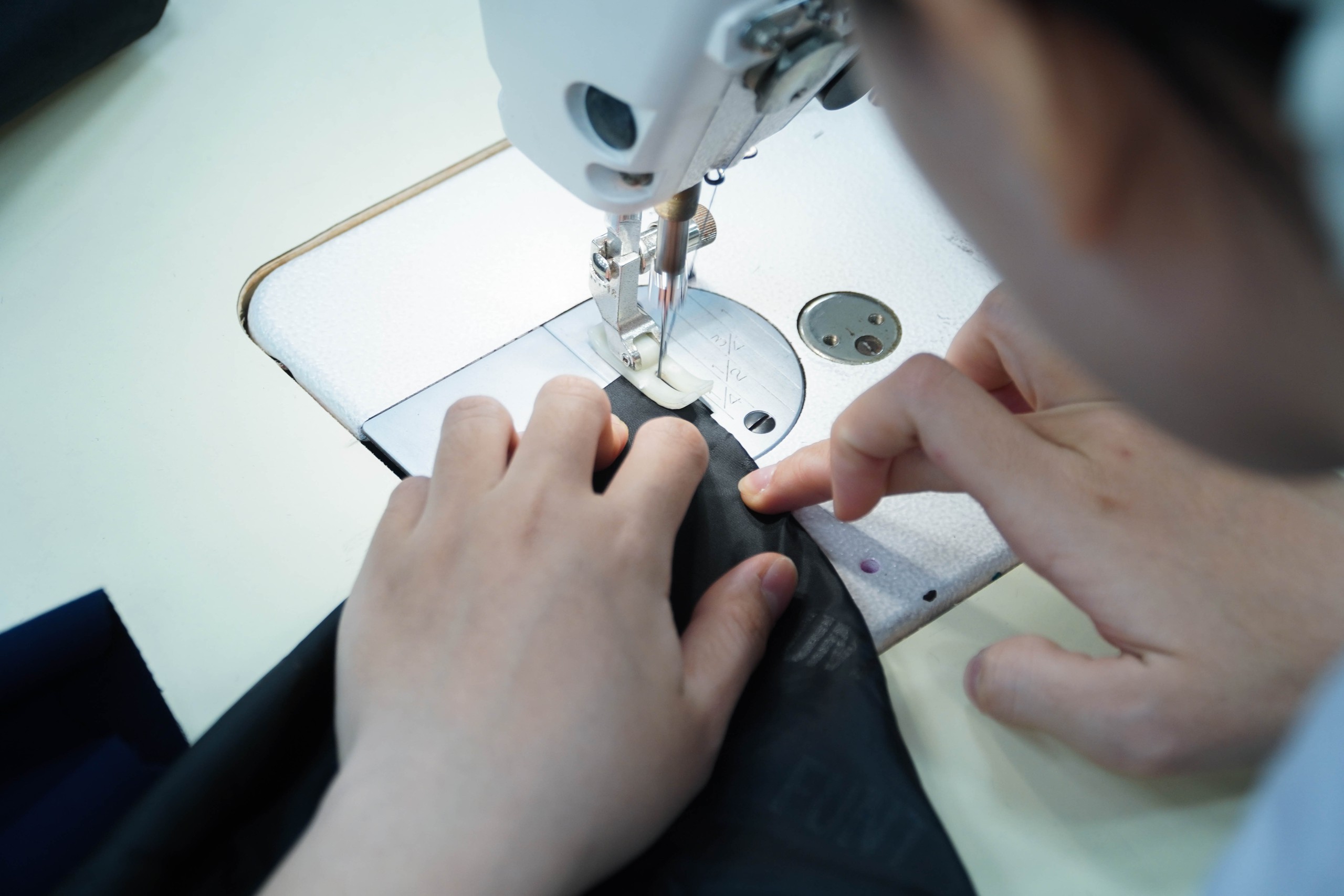 Giảng viên và sinh viên "tăng ca", gấp rút may đồng phục cho học sinh vùng lũ - Ảnh 4.