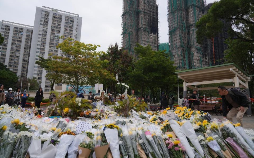 Chung cư giữa khu d&acirc;n cư đ&ocirc;ng đ&uacute;c bất ngờ bốc ch&aacute;y - Ảnh 2.