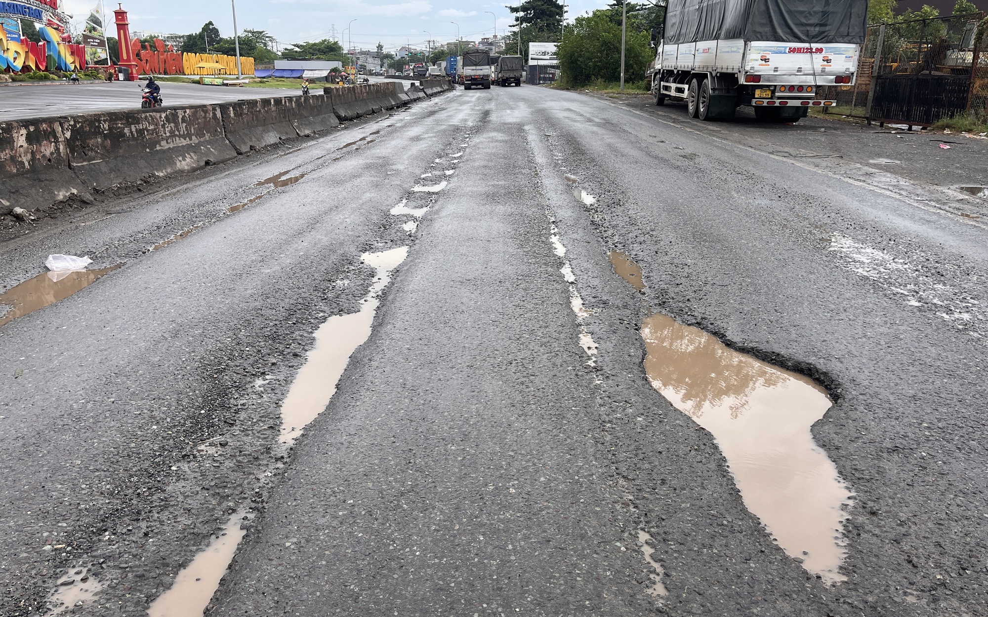 Hình ảnh sửa chữa Quốc lộ 51 xuống cấp nghiêm trọng nối Đồng Nai với TPHCM - Ảnh 1.