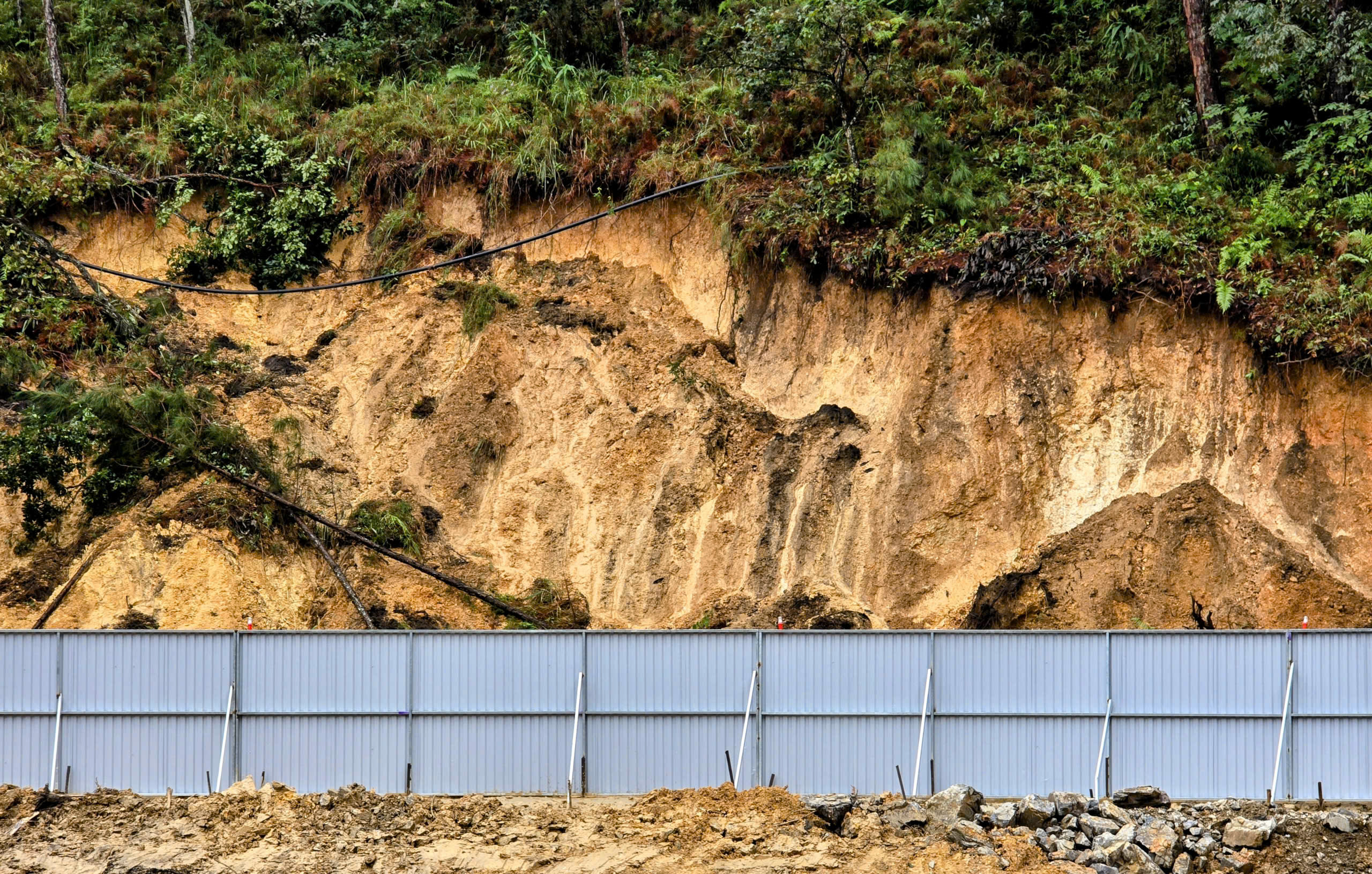 Đèo Mimosa vừa thông lại sạt lở, người dân nên đi đèo Prenn hoặc Saco Tuyền Lâm - Ảnh 4.