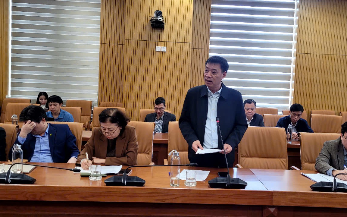 Áp thấp nhiệt đới giật cấp 8 gần Biển Đông, sắp đổi hướng di chuyển - Ảnh 2.