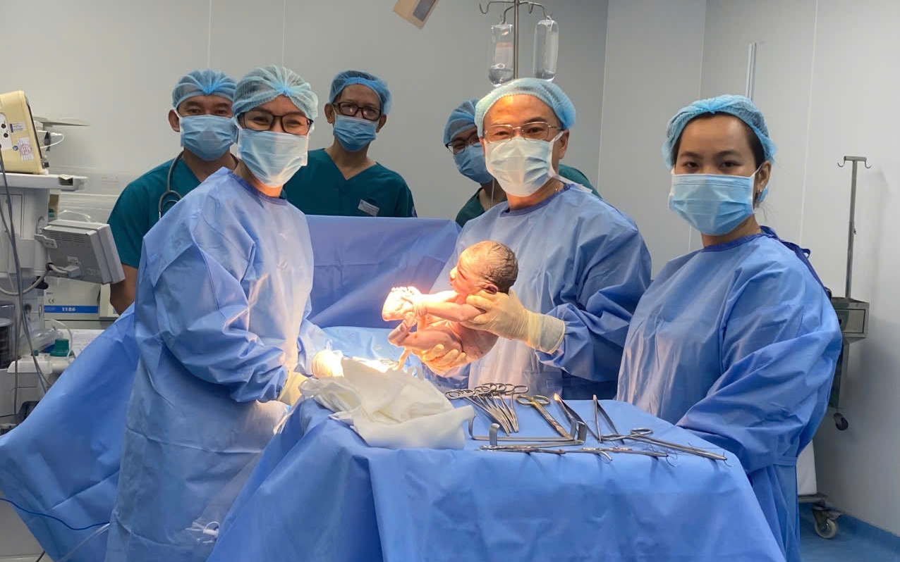 Cứu sống sản phụ bị nhau c&agrave;i răng lược thể nặng, mất gần 10 l&iacute;t m&aacute;u - Ảnh 2.