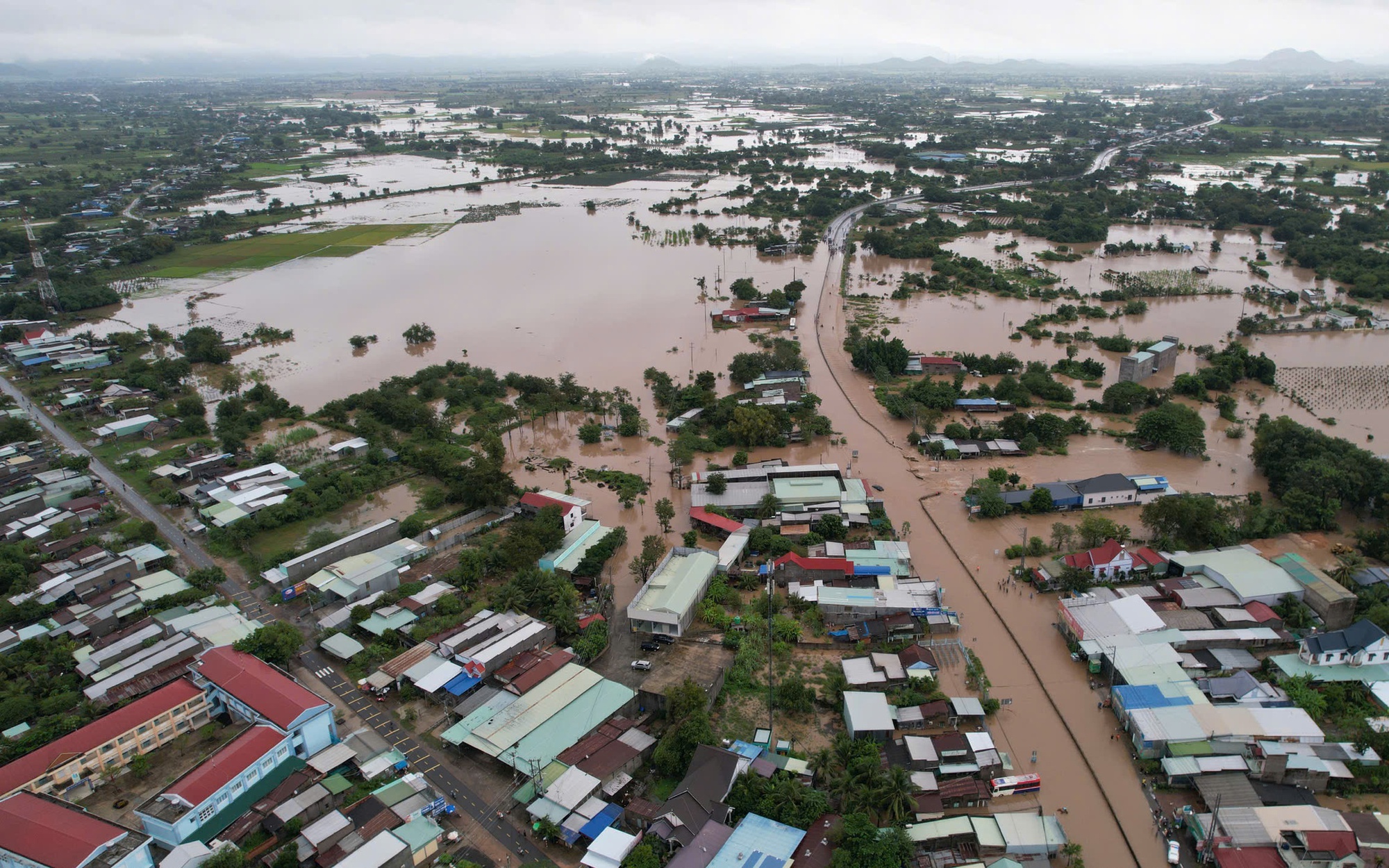 Nước lũ kéo dài ở Gia Lai khiến người dân khốn khổ và khó khăn sinh sống - Ảnh 1. Nước lũ kéo dài ở Gia Lai khiến người dân khốn khổ và khó khăn sinh sống - Ảnh 1.