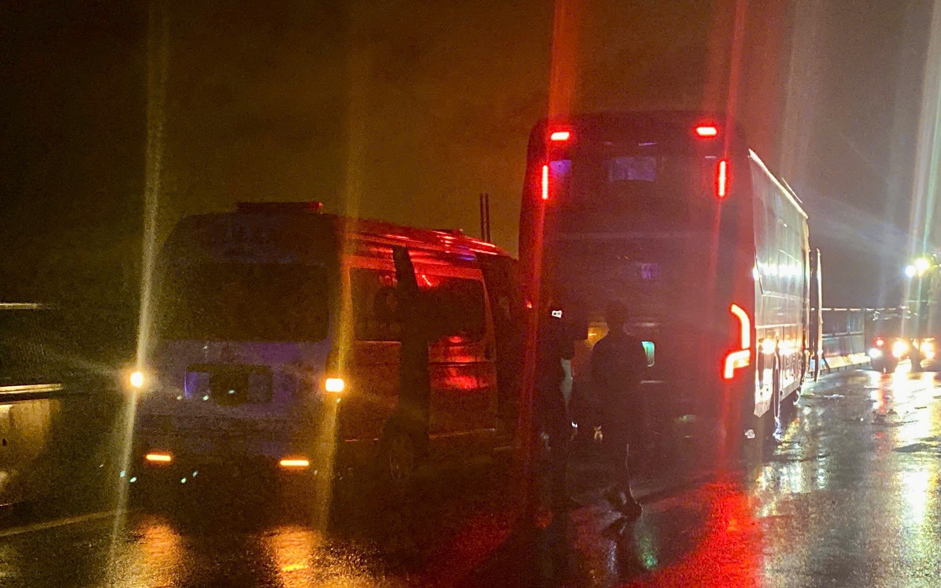 Bố giao xe cứu thương cho con trai chưa c&oacute; giấy ph&eacute;p l&aacute;i xe điều khiển  - Ảnh 2.