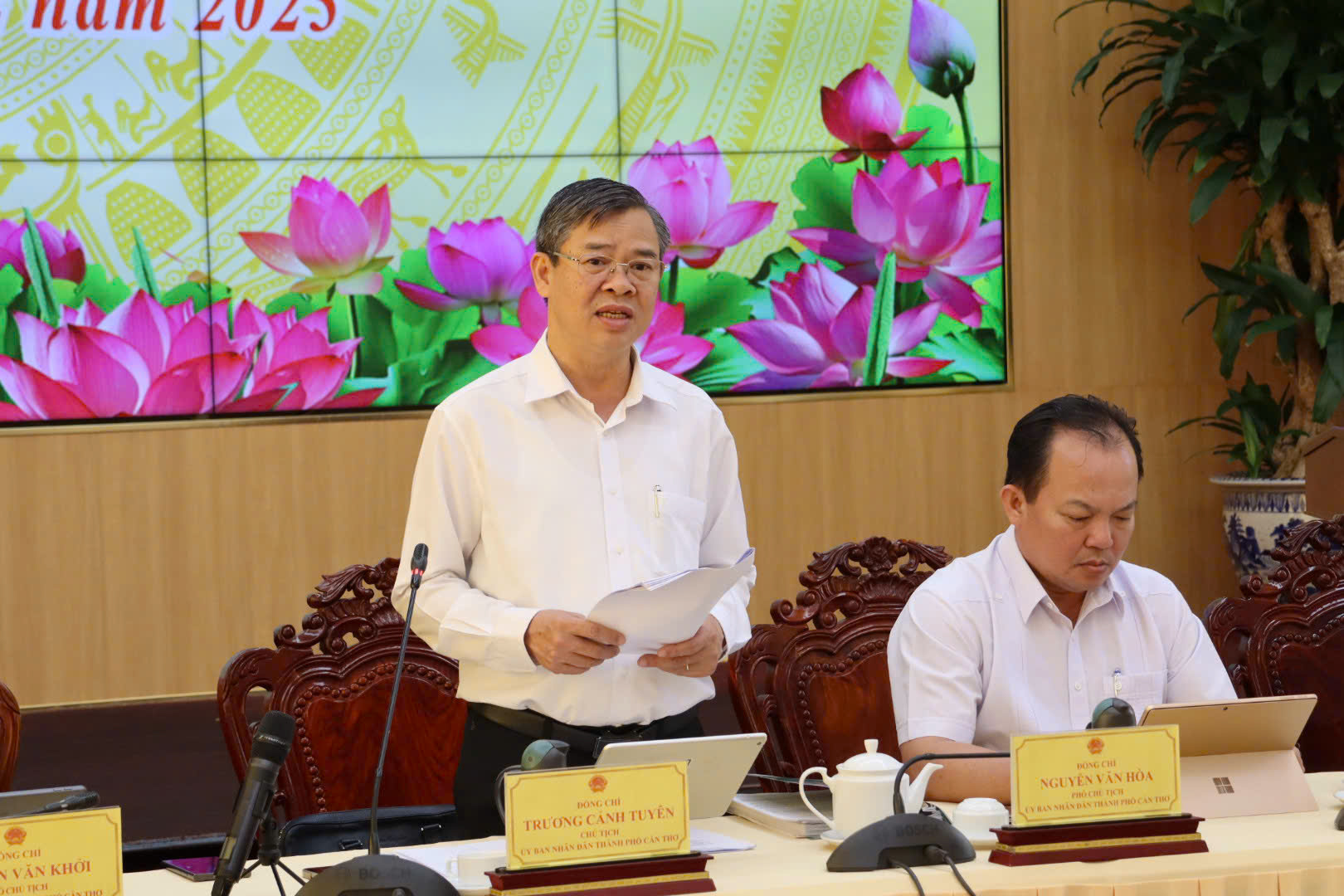 Chủ tịch UBND TP Cần Thơ giao nhiệm vụ nóng cho sở ngành cuối năm 2023 - Ảnh 1.