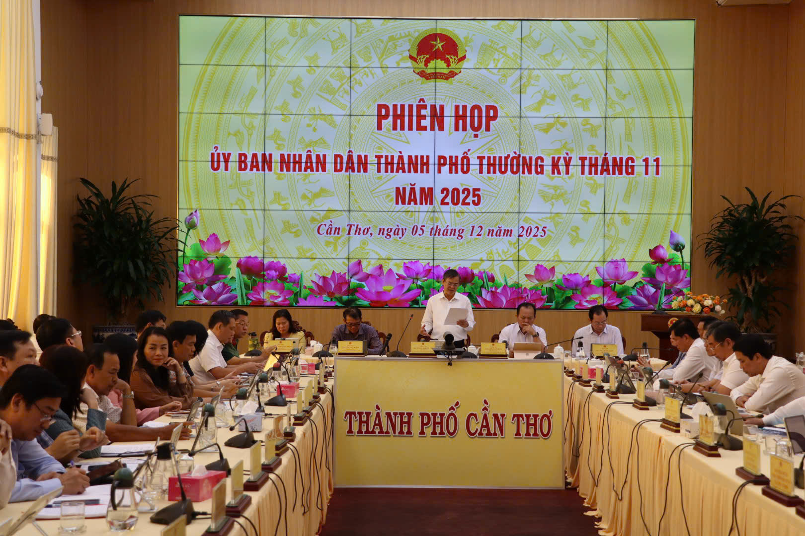 Chủ tịch UBND TP Cần Thơ giao nhiệm vụ nóng cho sở ngành cuối năm 2023 - Ảnh 2.