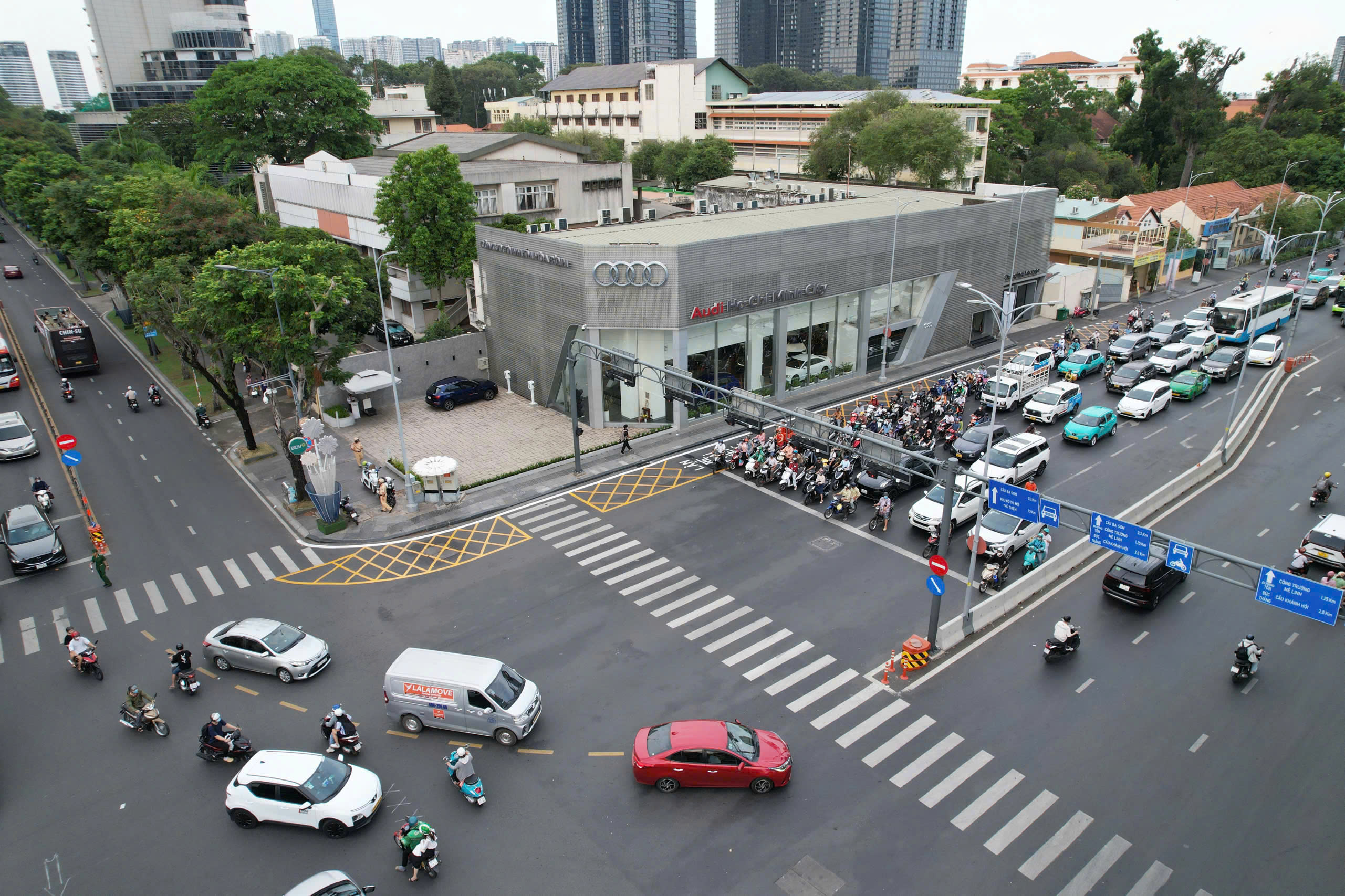 Đường phố TP HCM nay "lạ" lắm! - Ảnh 1.