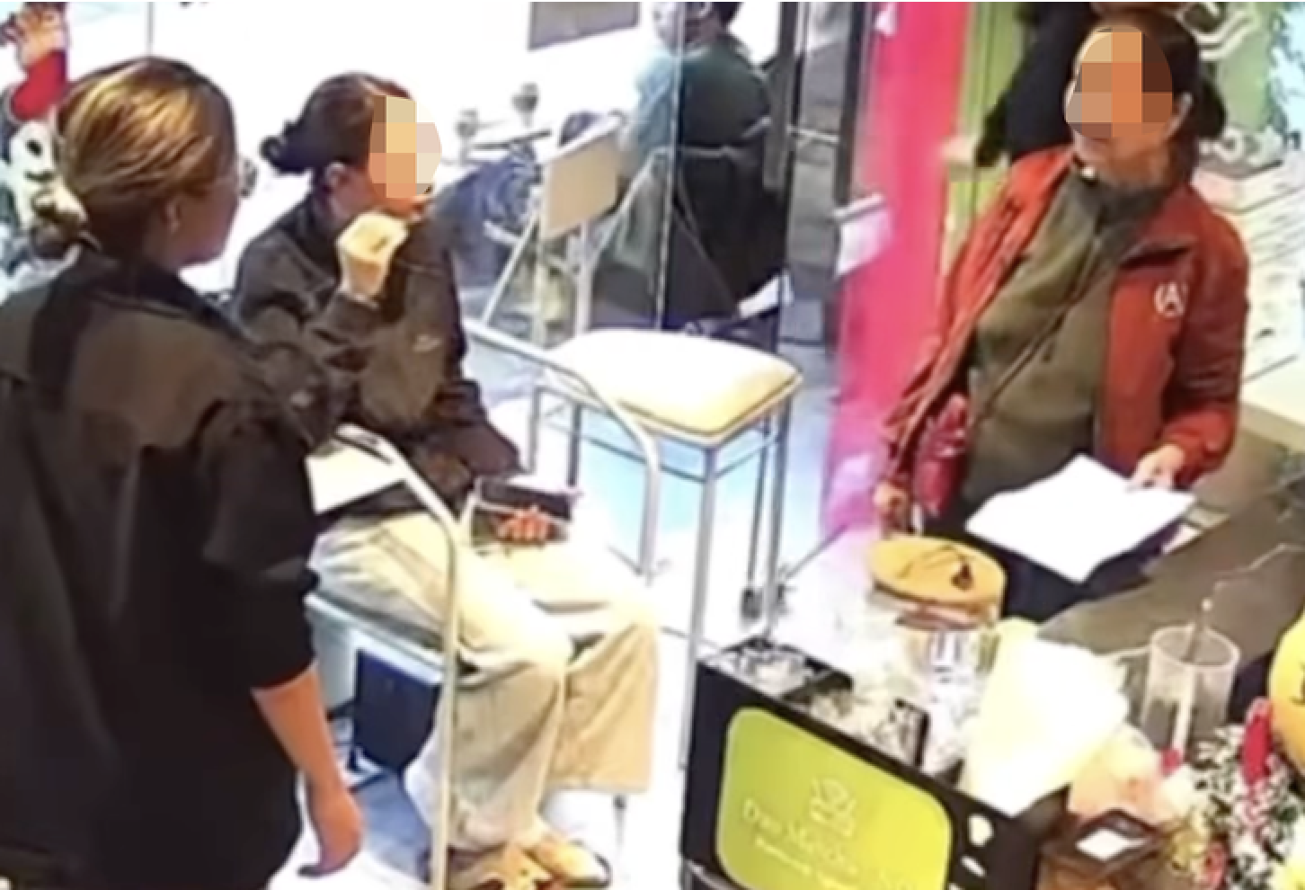 Hai phụ nữ kêu gọi ủng hộ đồng bào lũ lụt nhưng chê 30 . 000 Đồng - Ảnh 1.