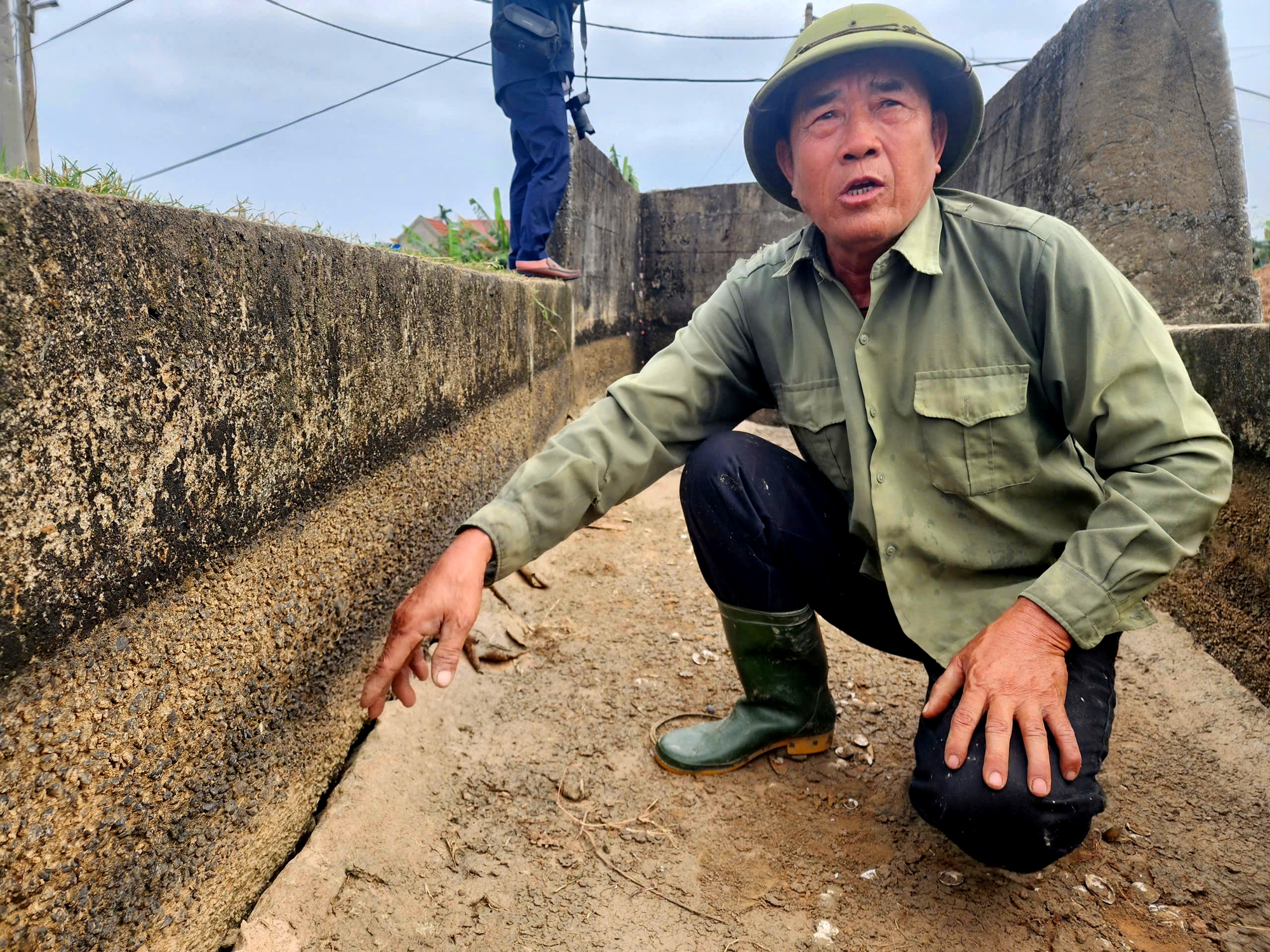 Tuyến kênh gần 30 năm tuổi xuống cấp, dân vùng quê ở Quảng Trị "kêu cứu" - Ảnh 1.