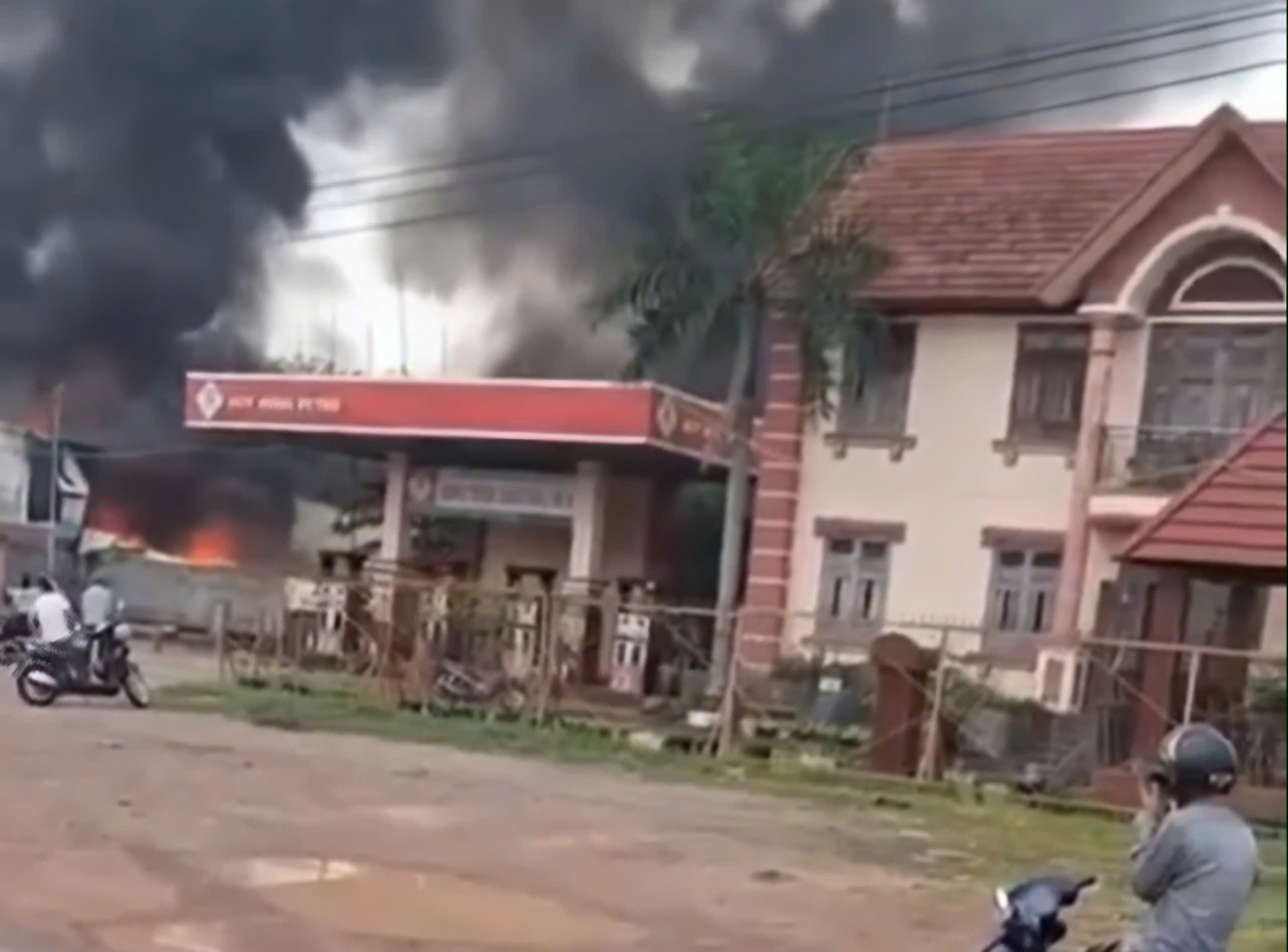 Cháy kho TPHCM gần cây xăng khiến người dân hoảng sợ - Ảnh 1.