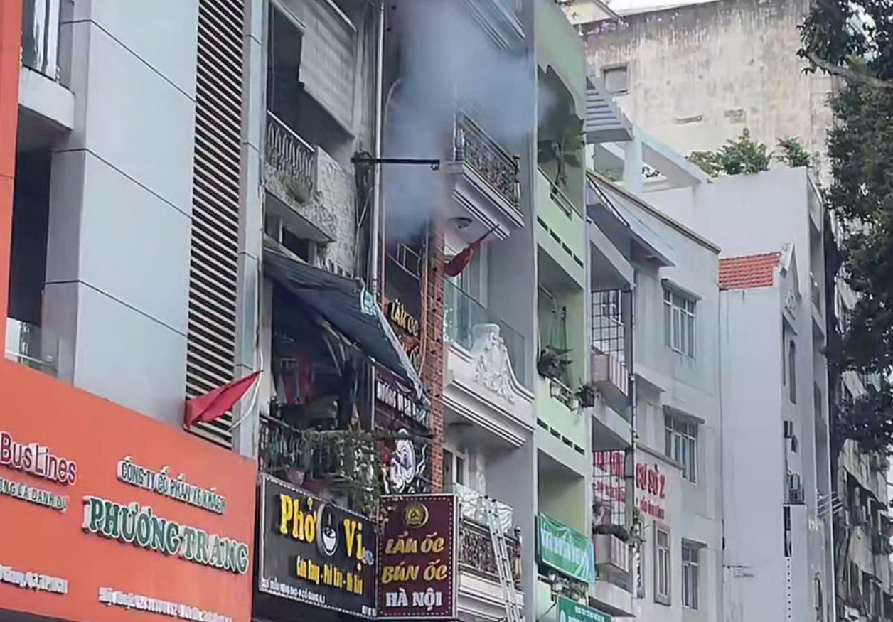 Cháy quán ăn TPHCM lúc rạng sáng gây hoang mang cho người dân - Ảnh 1. Cháy quán ăn TPHCM lúc rạng sáng gây hoang mang cho người dân - Ảnh 1.