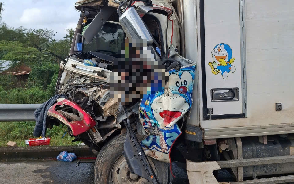 VIDEO: Tài xế xe tải buồn ngủ điều khiển xe chạy trên cao tốc - Ảnh 1.