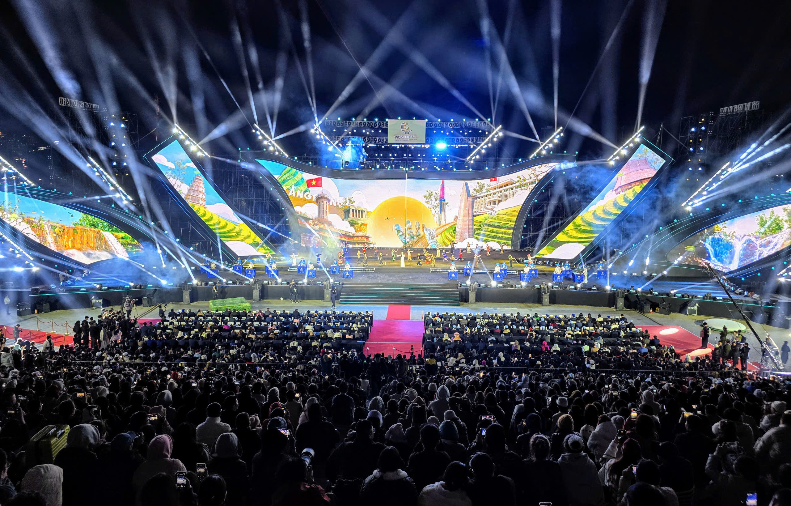 Gần 80 người đẹp, 20 xe cổ diễu hành ở Đà Lạt - Ảnh 11.