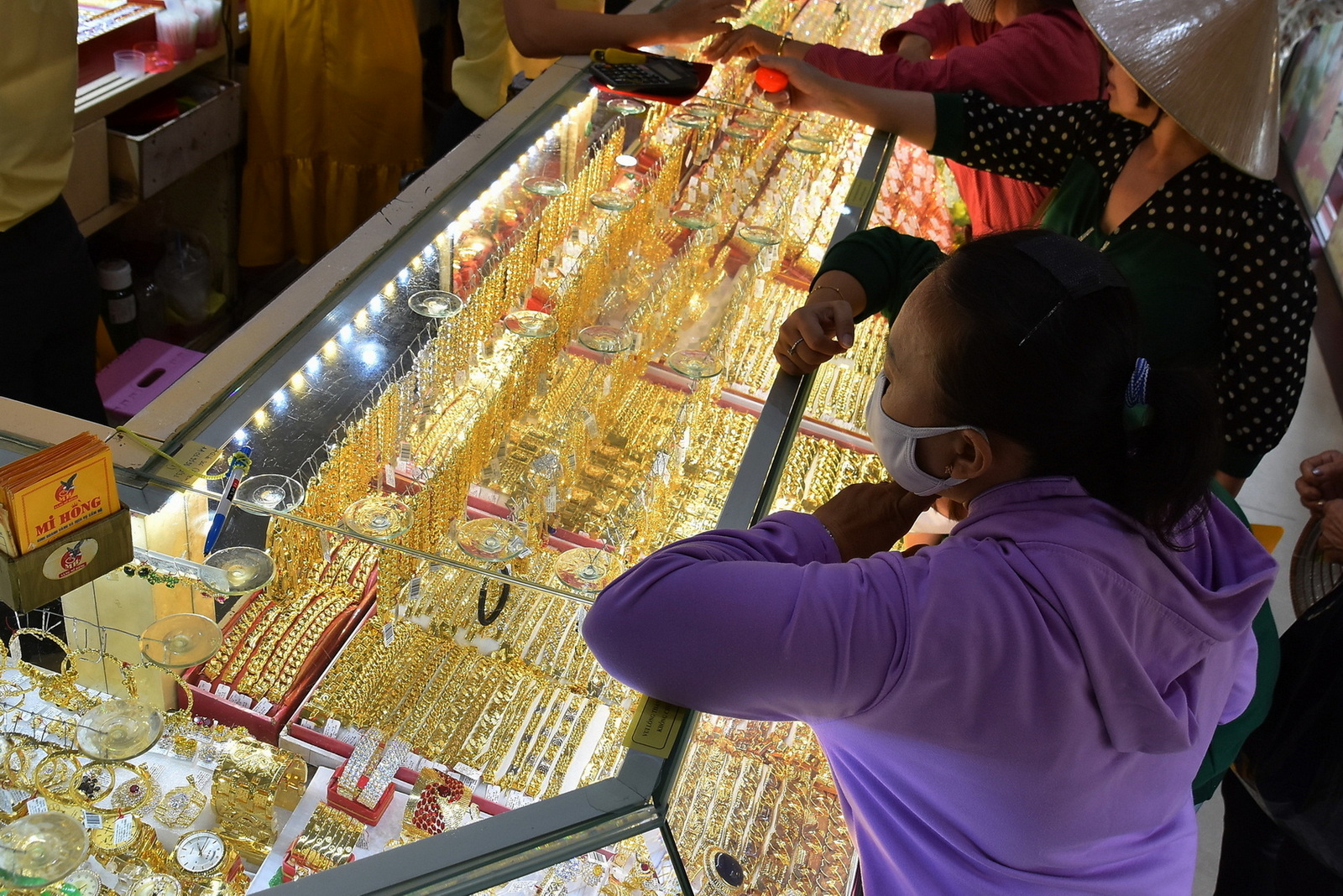 Giá vàng hôm nay 6-12: Lao dốc rất mạnh - Ảnh 1.