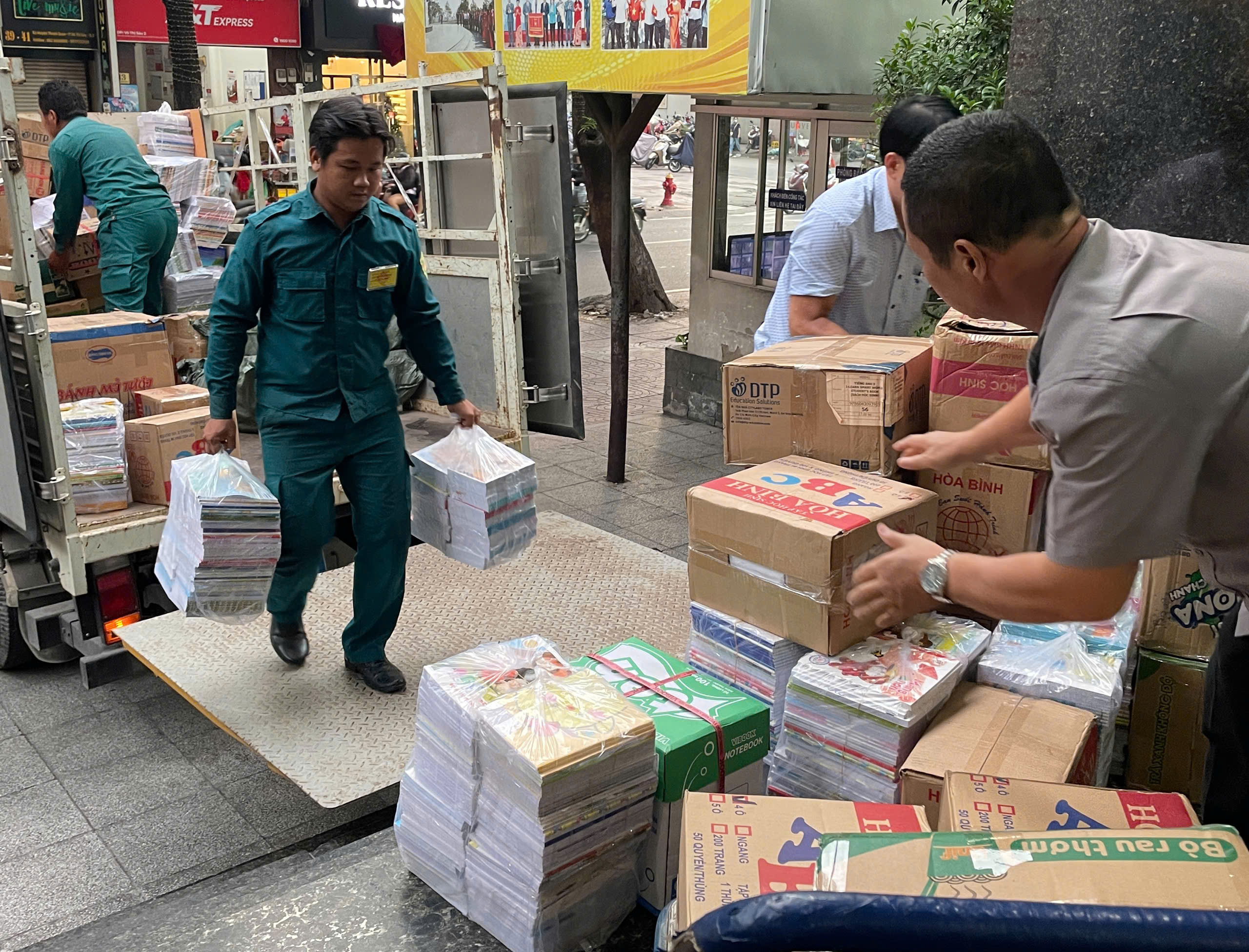 Những phần quà ý nghĩa gửi đến học sinh vùng lũ  - Ảnh 3.