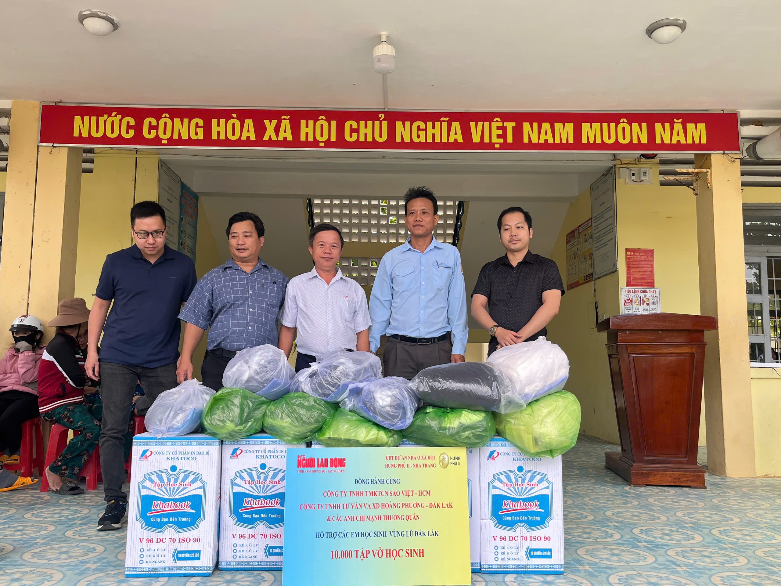 Đem yêu thương đến với vùng lũ Phú Yên - Ảnh 6.