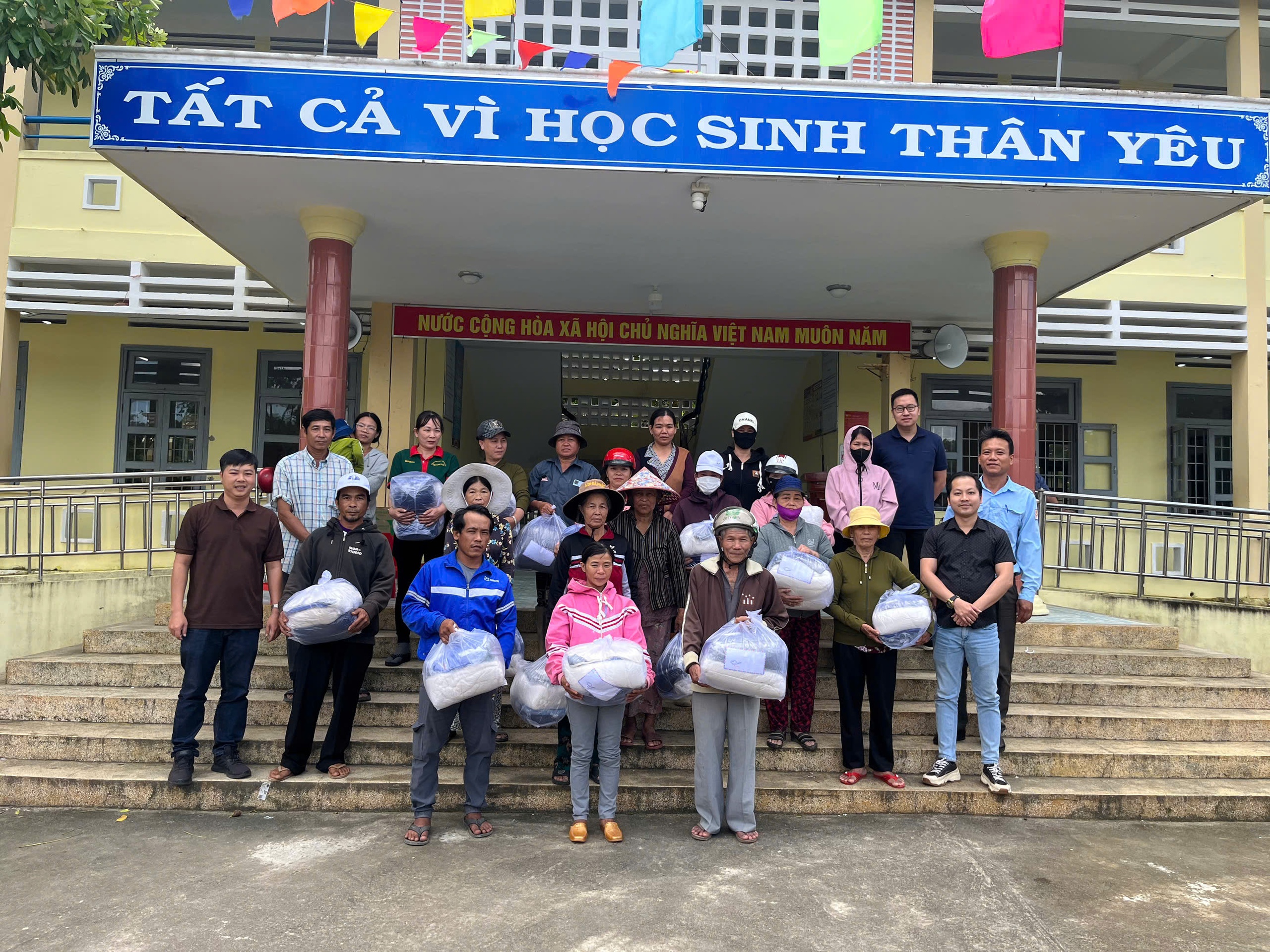 Đem yêu thương đến với vùng lũ Phú Yên - Ảnh 7.