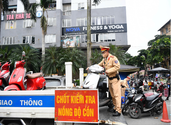 Chỉ trong 1 khung giờ , hàng ngàn tài xế vi phạm nồng độ cồn bị xử lý - Ảnh 2. Chỉ trong 1 khung giờ , hàng ngàn tài xế vi phạm nồng độ cồn bị xử lý - Ảnh 2.