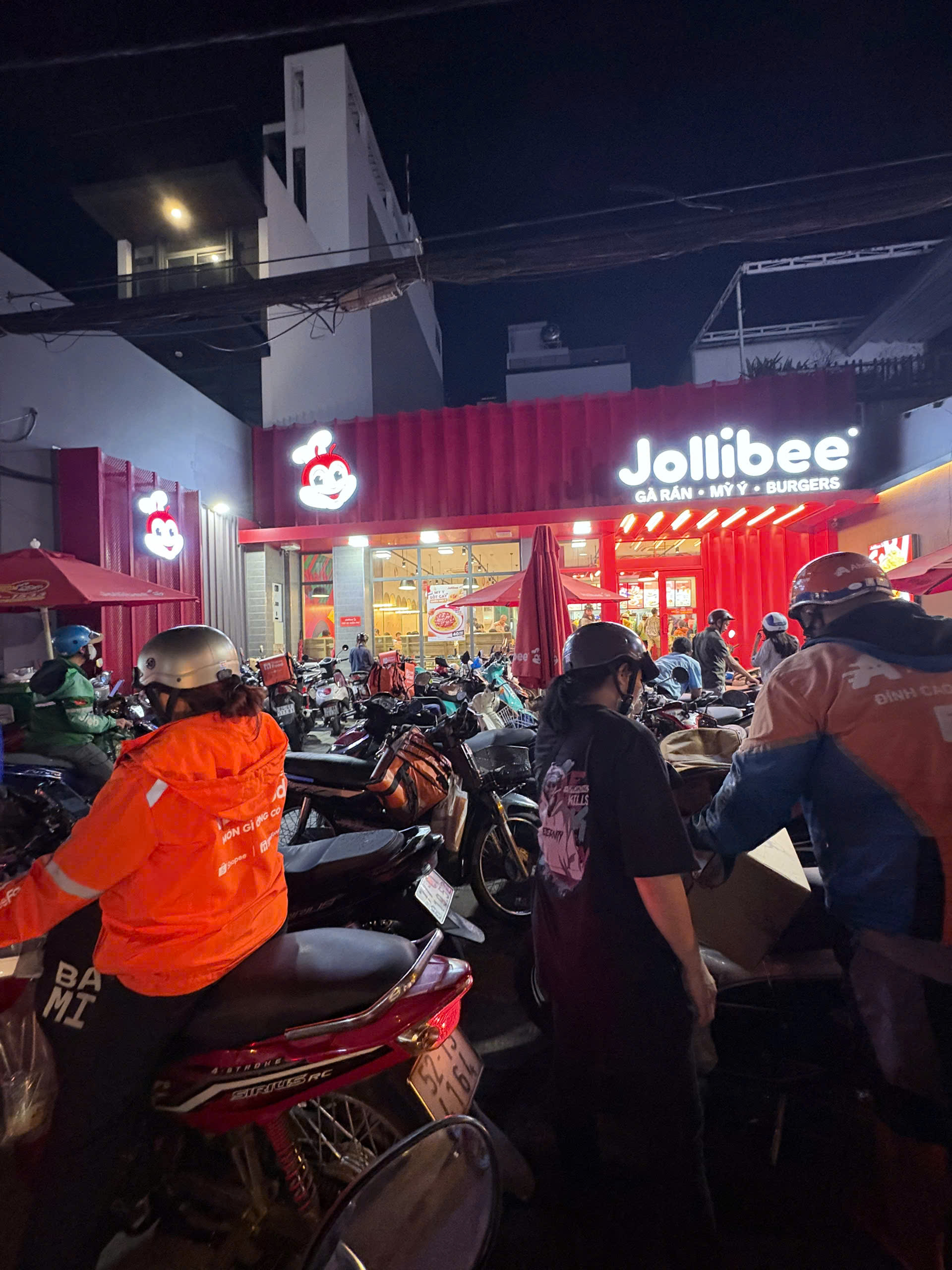 Trào lưu xếp hàng mua gà rán