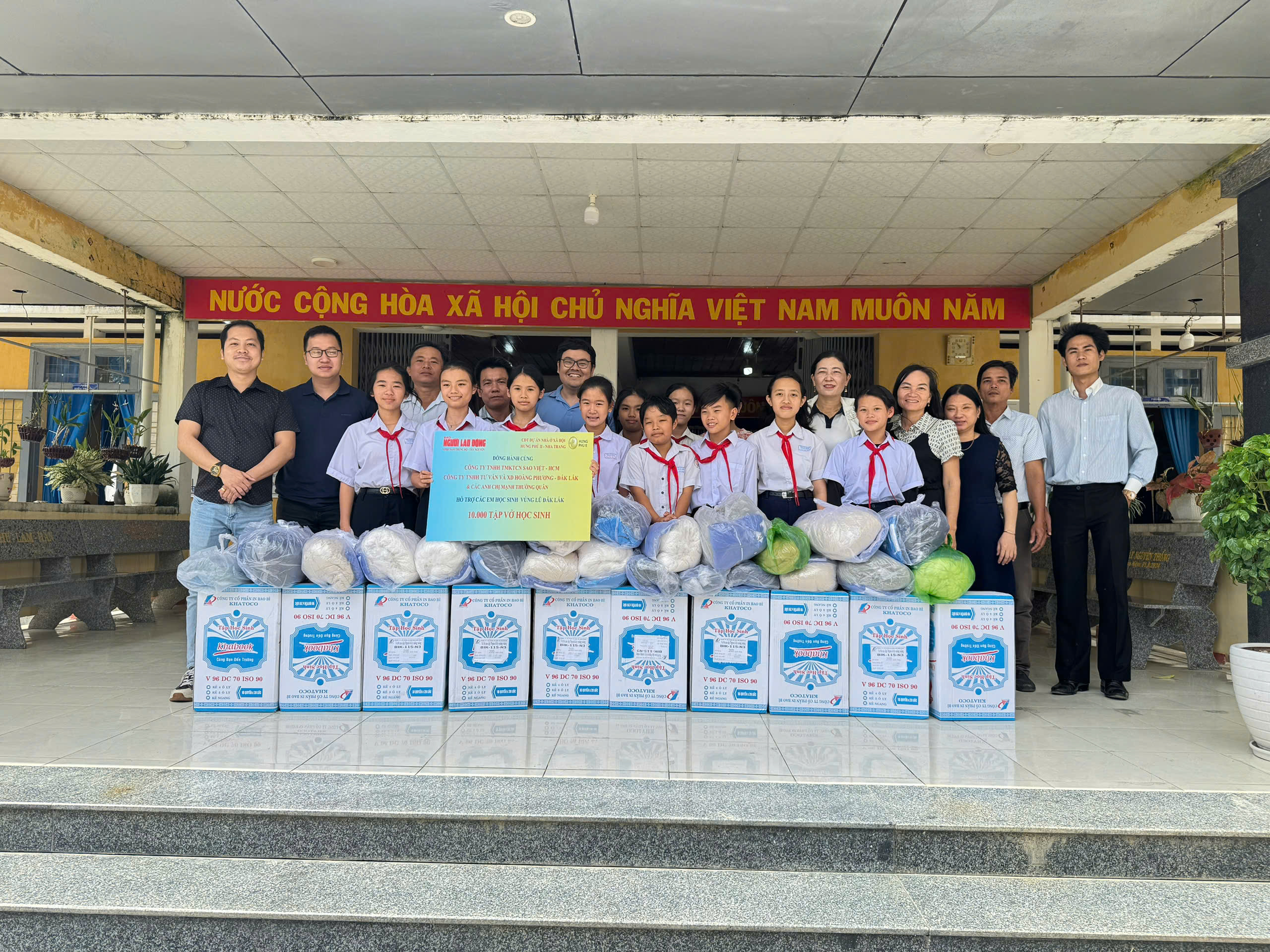 Đem yêu thương đến với vùng lũ Phú Yên - Ảnh 3.