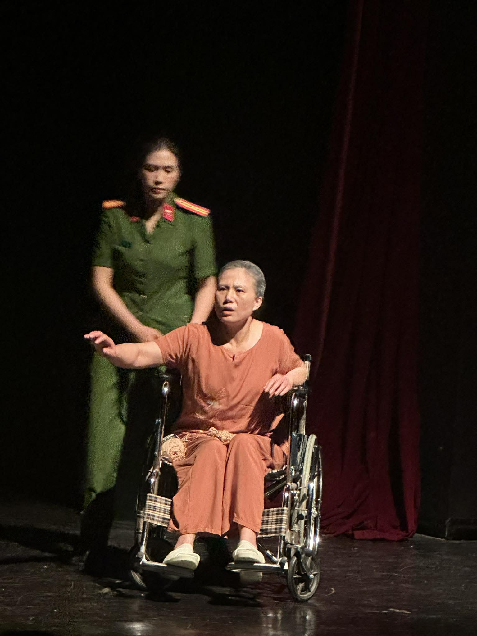 Nhà hát Kịch Công an nhân dân tạo ấn tượng mạnh với tác phẩm "Nơi bình minh trở lại" - Ảnh 5.